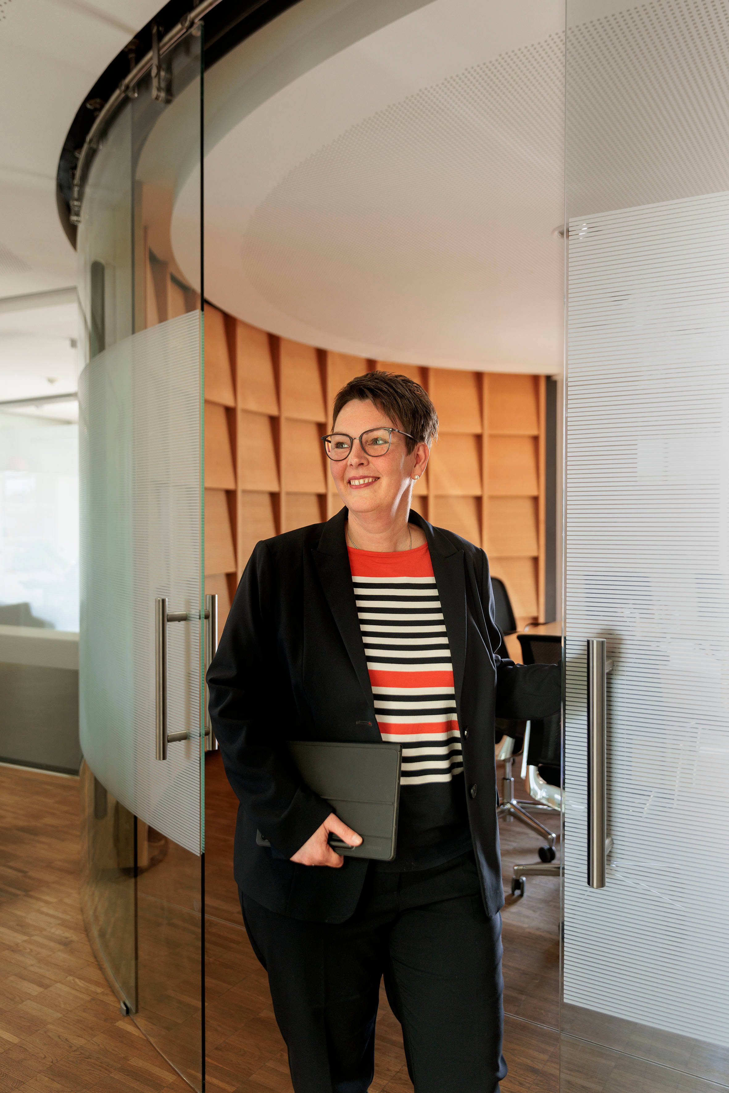 Frau vor Besprechungsraum mit Akte