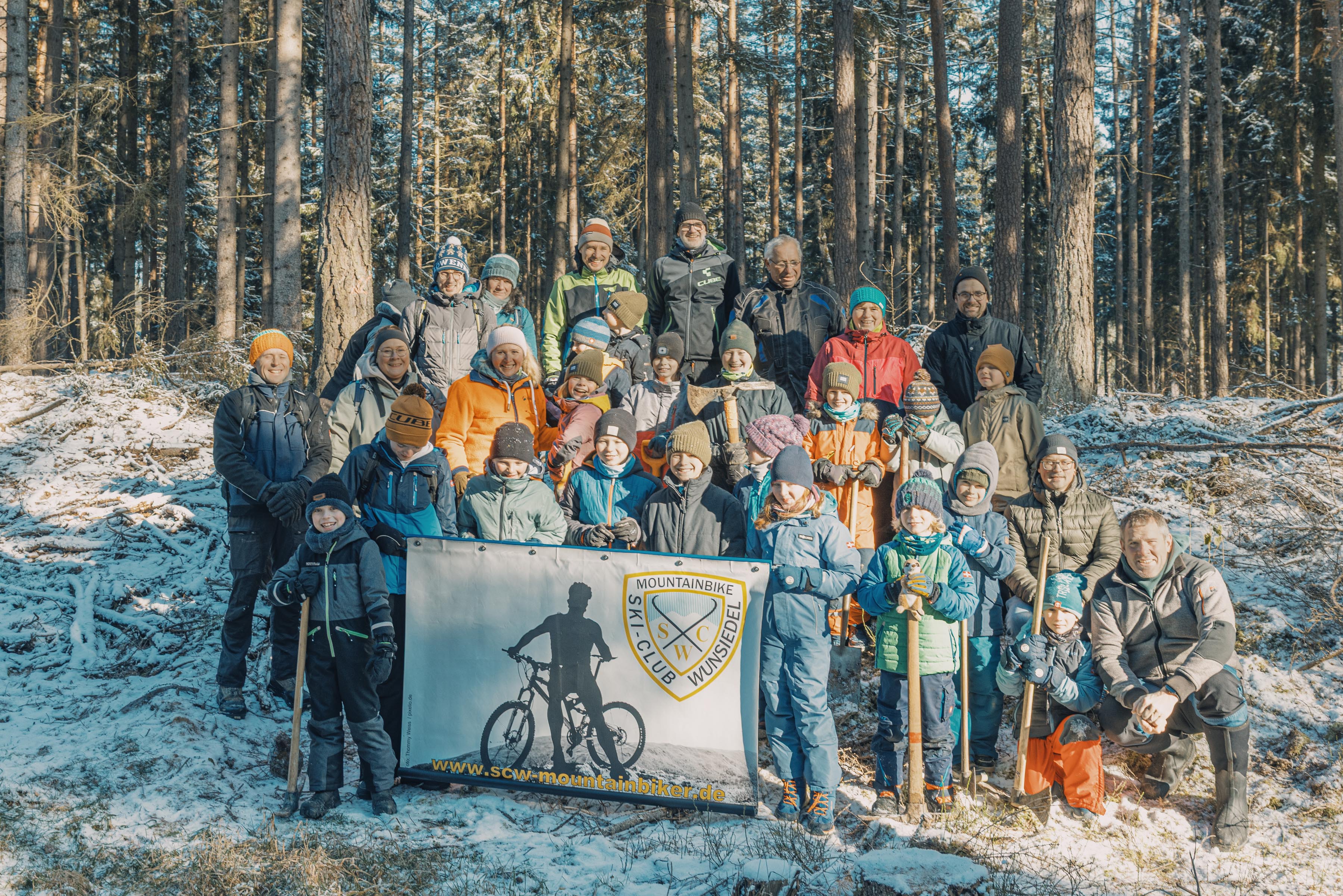 Gruppenbild Kinder pflanzen Baum