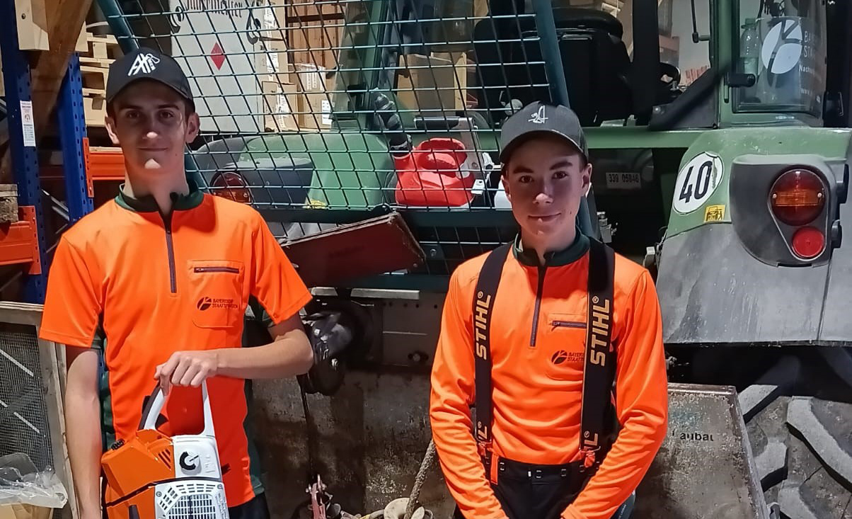 Zwei Azubis vom Forstbetrieb Oberammergau mit ihren Motorsägen