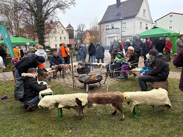 Besucherinnen und Besucher im Weihnachtsgarten im Forstbetrieb Rothenburg