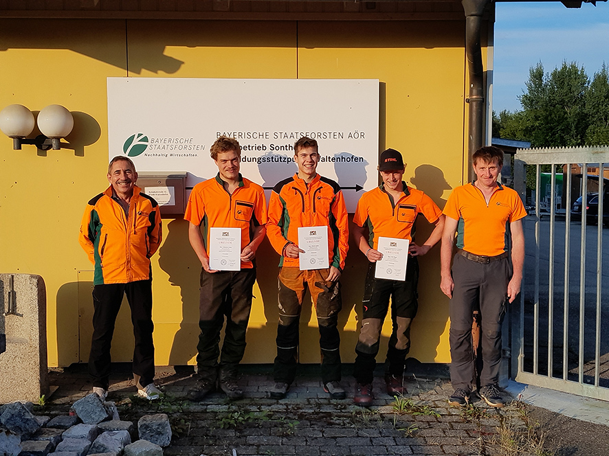 Azubis des Forstbetriebs Sonthofen nach der Abschlussprüfung mit ihrem Ausbildungsmeister