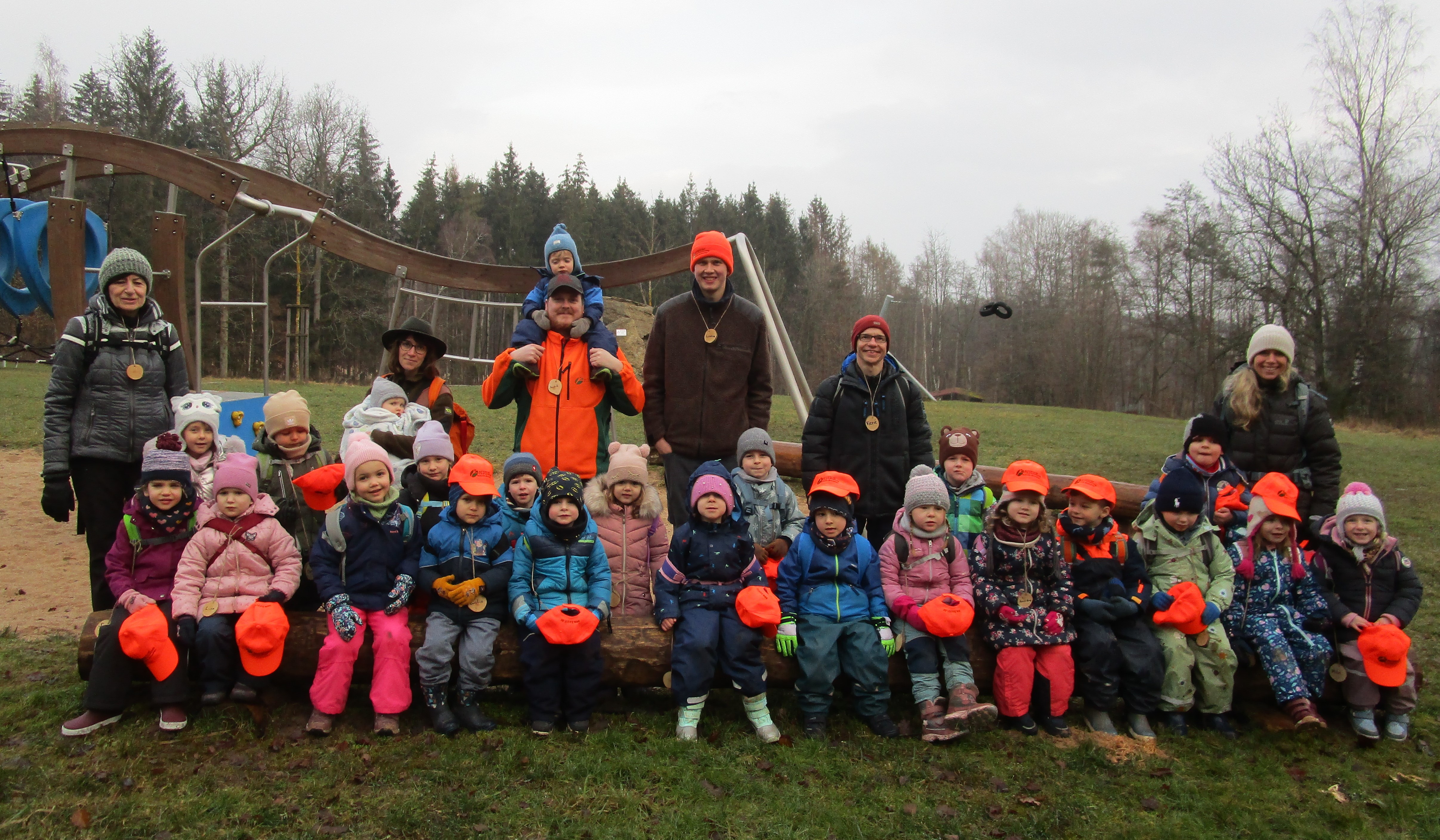 Gruppenbild vom Besuch des Kindergartens im Staatswald