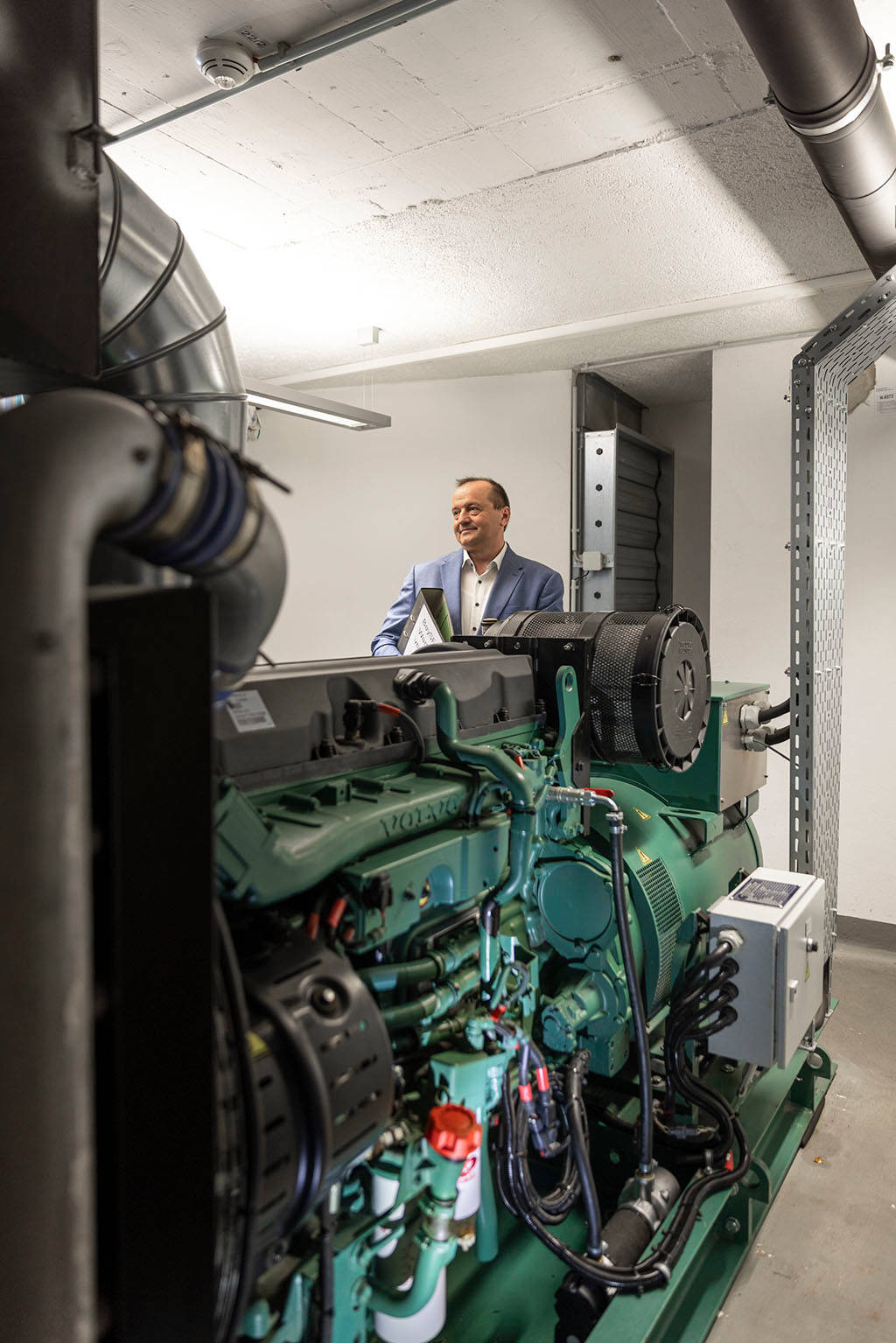 Mann steht in Maschinenraum