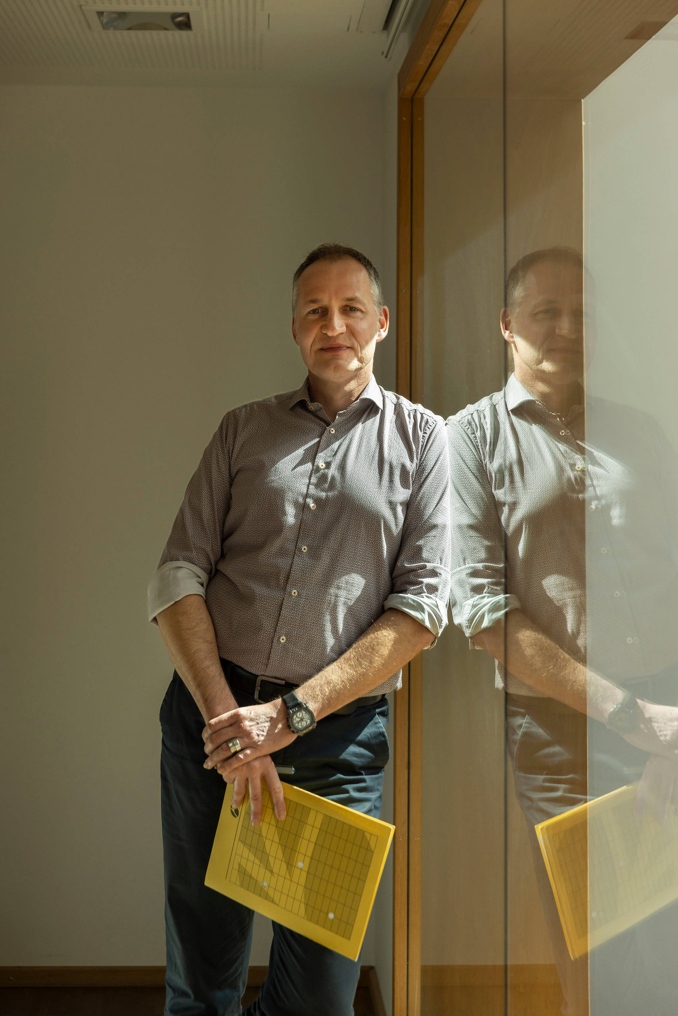 Personaler mit Akte in Büro