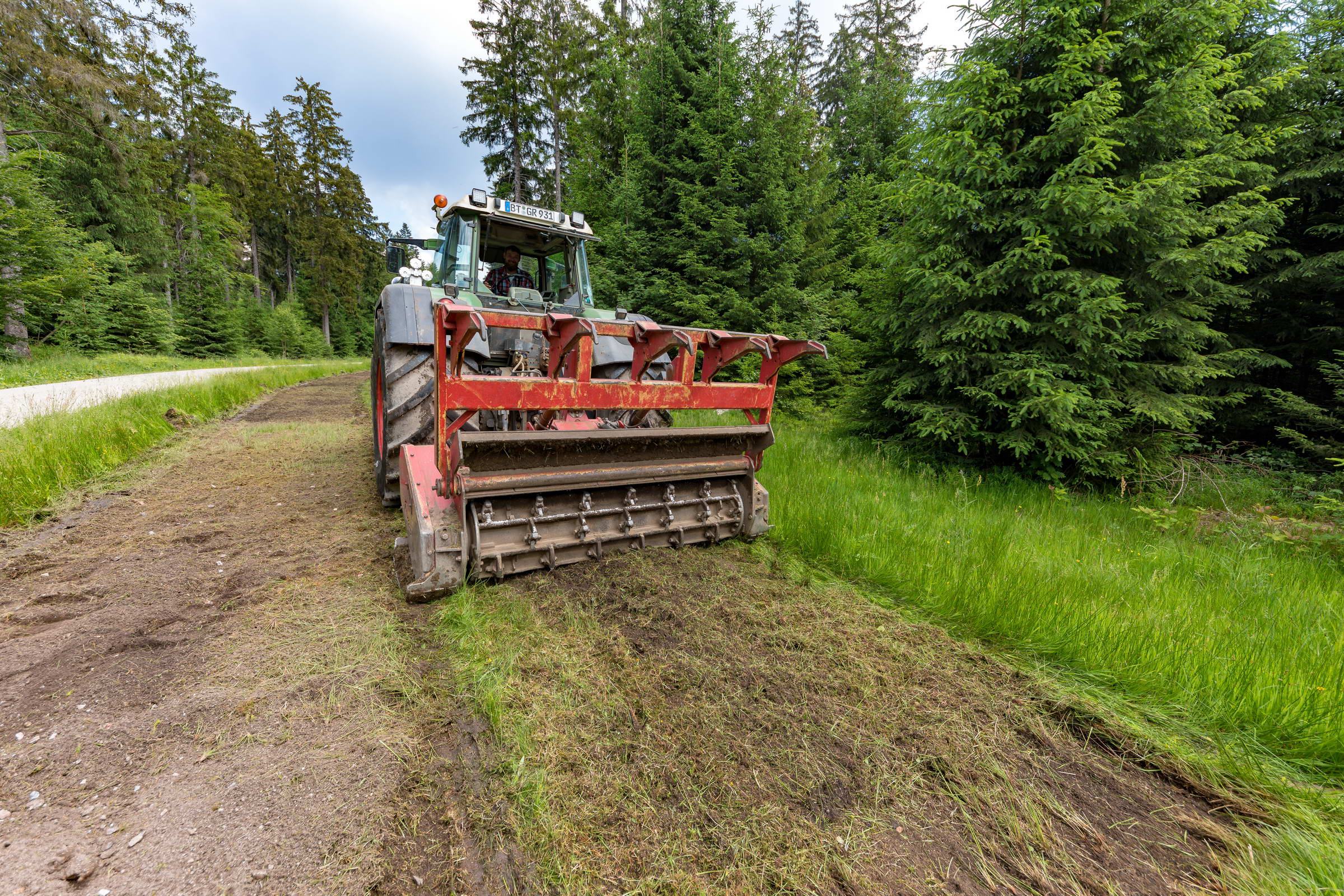 Eine Maschine lockert den Boden