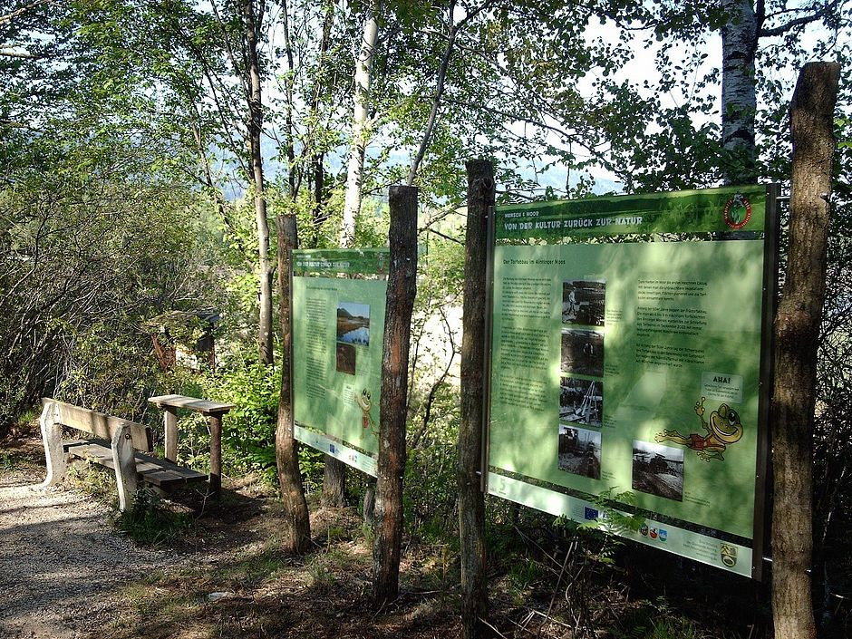 Ein Infoschild am Ainringer Moos