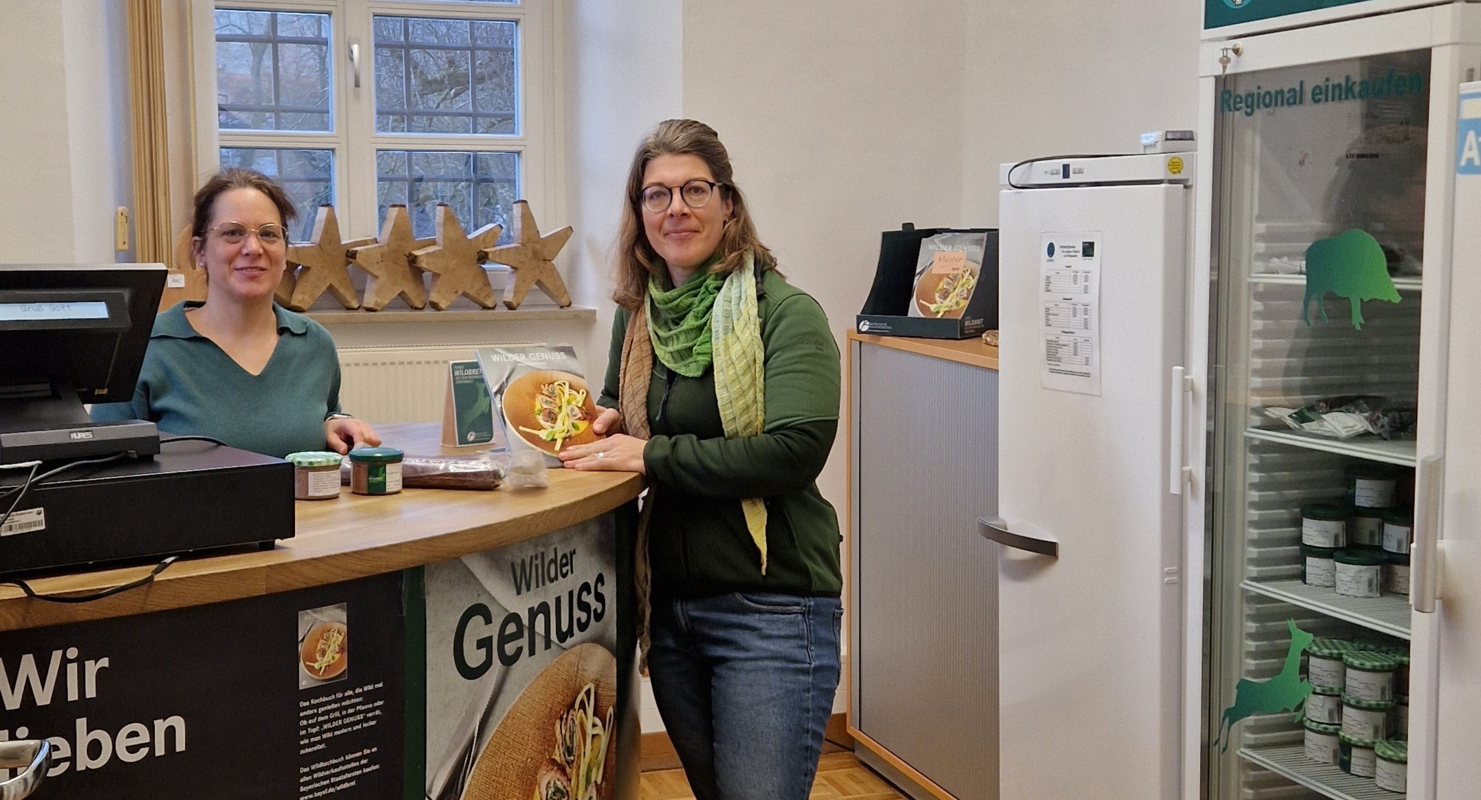 Forstbetriebsleiterin Barbara Ernwein im neuen Verkaufsraum am Forstbetrieb Ebrach