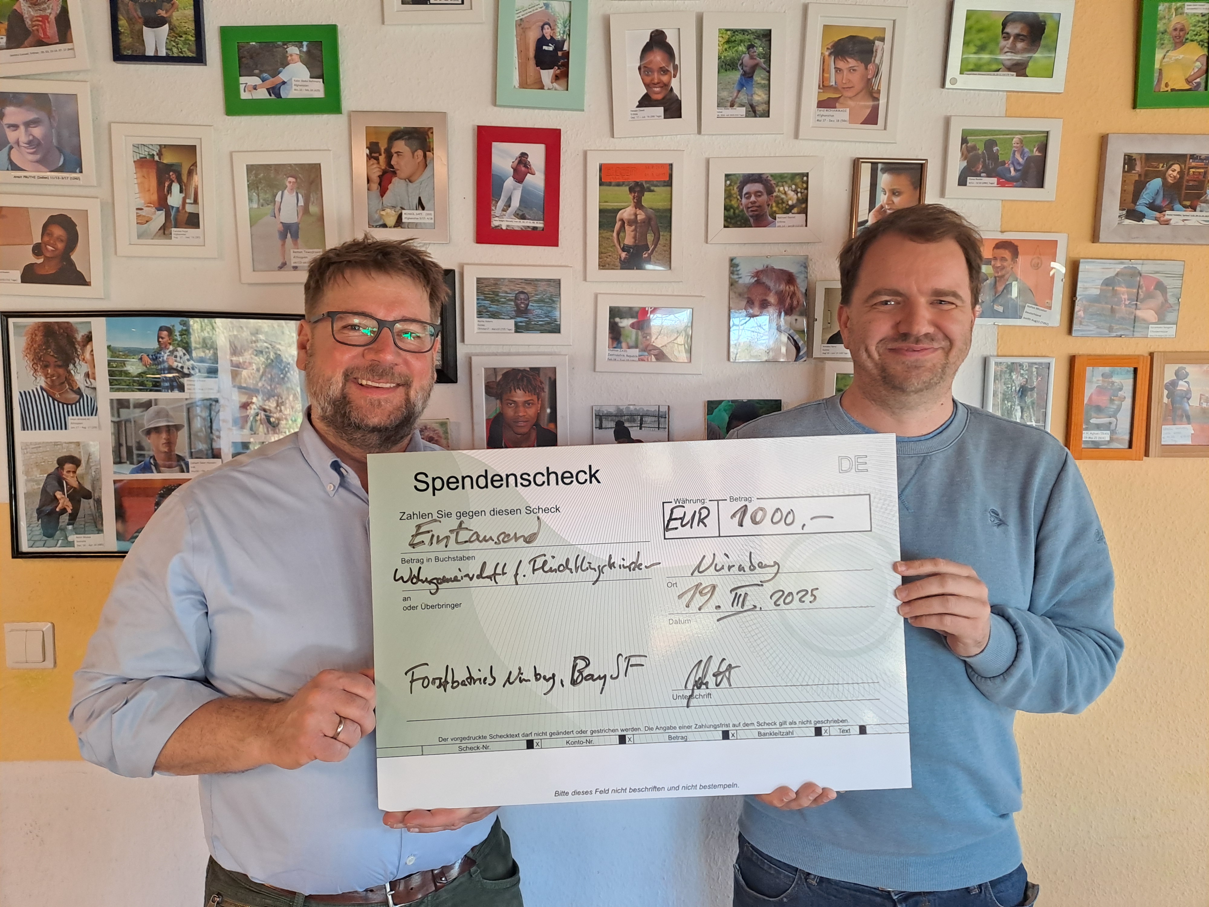 Forstbetriebsleiter und Leiter der Unterkunft präsentieren den Scheck