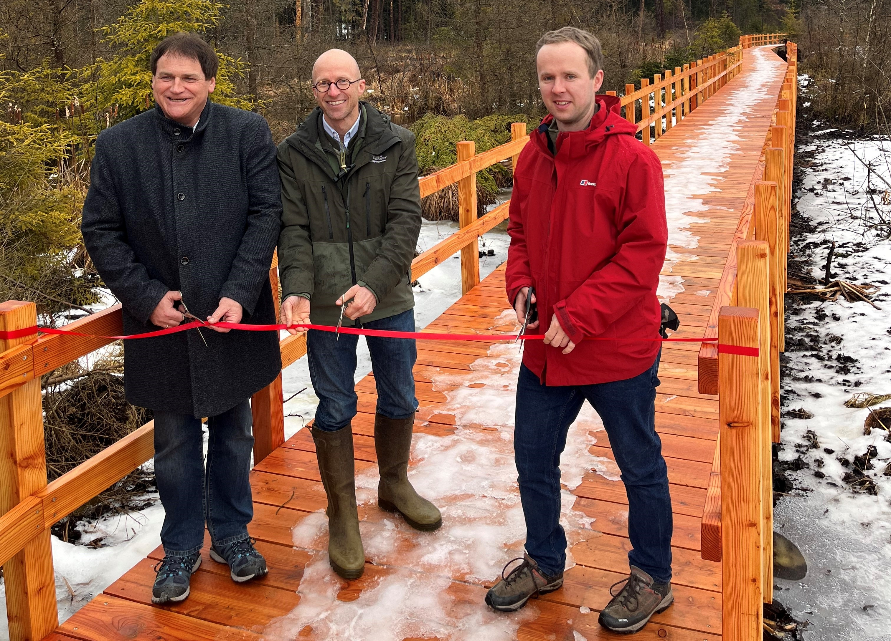 Forstbetriebsleiter Dr. Hermann S. Walter eröffnet den neuen Bohlenweg
