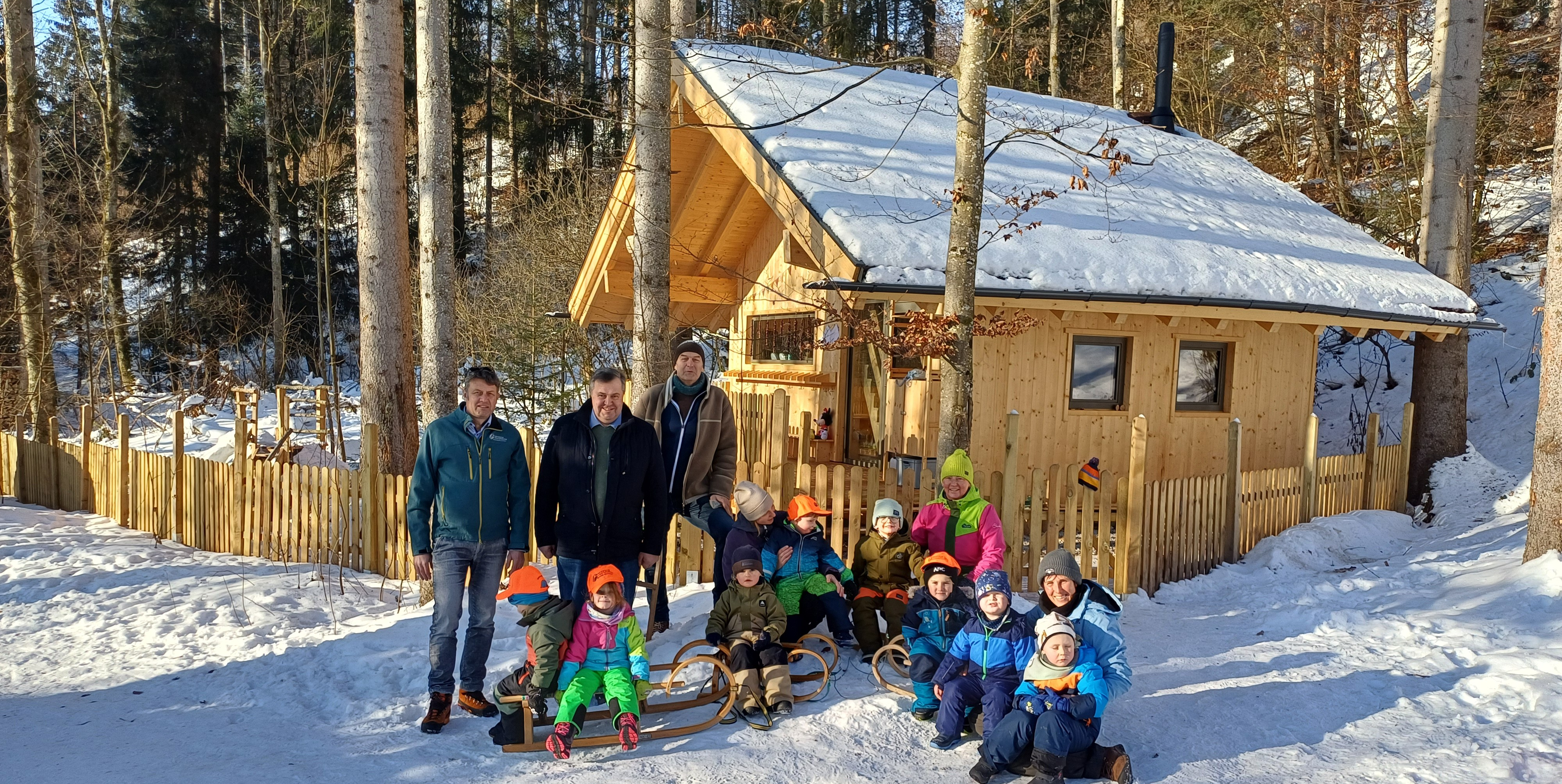 Forstbetriebsleiter Thomas Zanker vor der Holzhütte des Waldkindergartens