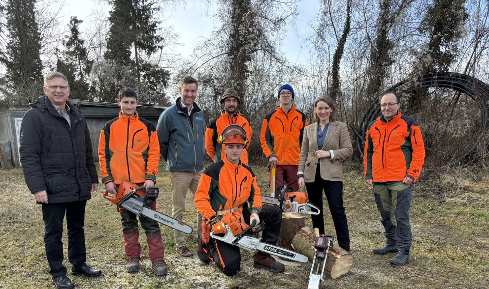 Jenny Schack und Bürgermeister Robert Strobel mit Mitarbeitern des Forstbetriebs Weißenhorn