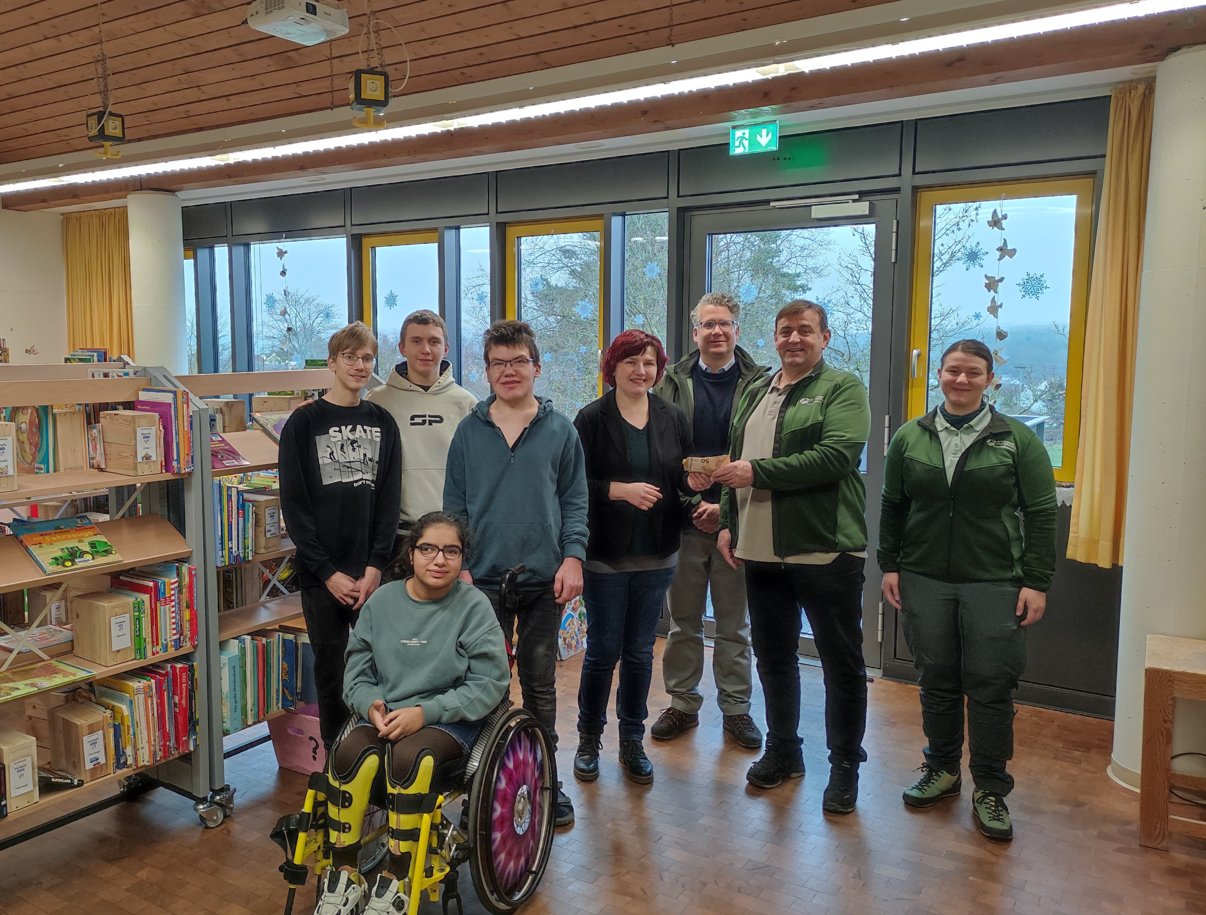 Personen bei der Spendenübergabe