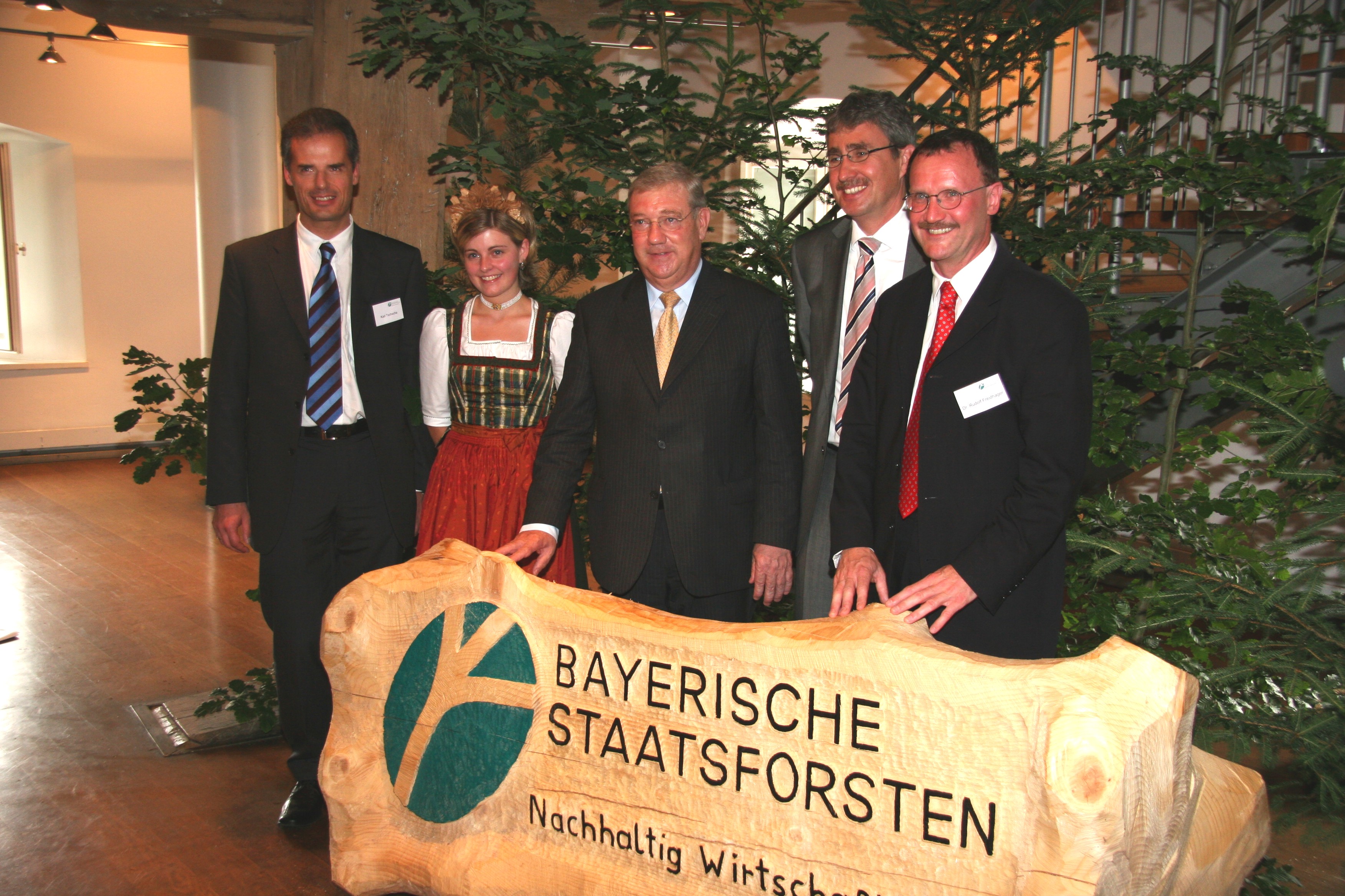 Der offizielle Start des Unternehmens wurde am 1. Juli 2005 im Historischen Salzstadel in Regensburg mit einem kleinen Fest gefeiert. Auf den Bildern sieht man, wie das in Holz geschnitzte Unternehmenslogo enthüllt wird. Die Personen auf dem Bild v.l.n.r.: Vorstand Karl Tschacha, Forstminister Josef Miller, die damalige Waldkönigin (Name leider nicht der Datenbank hinterlegt), Vorstand Reinhardt Neft und Vorstandsvorsitzender Rudolf Freidhager