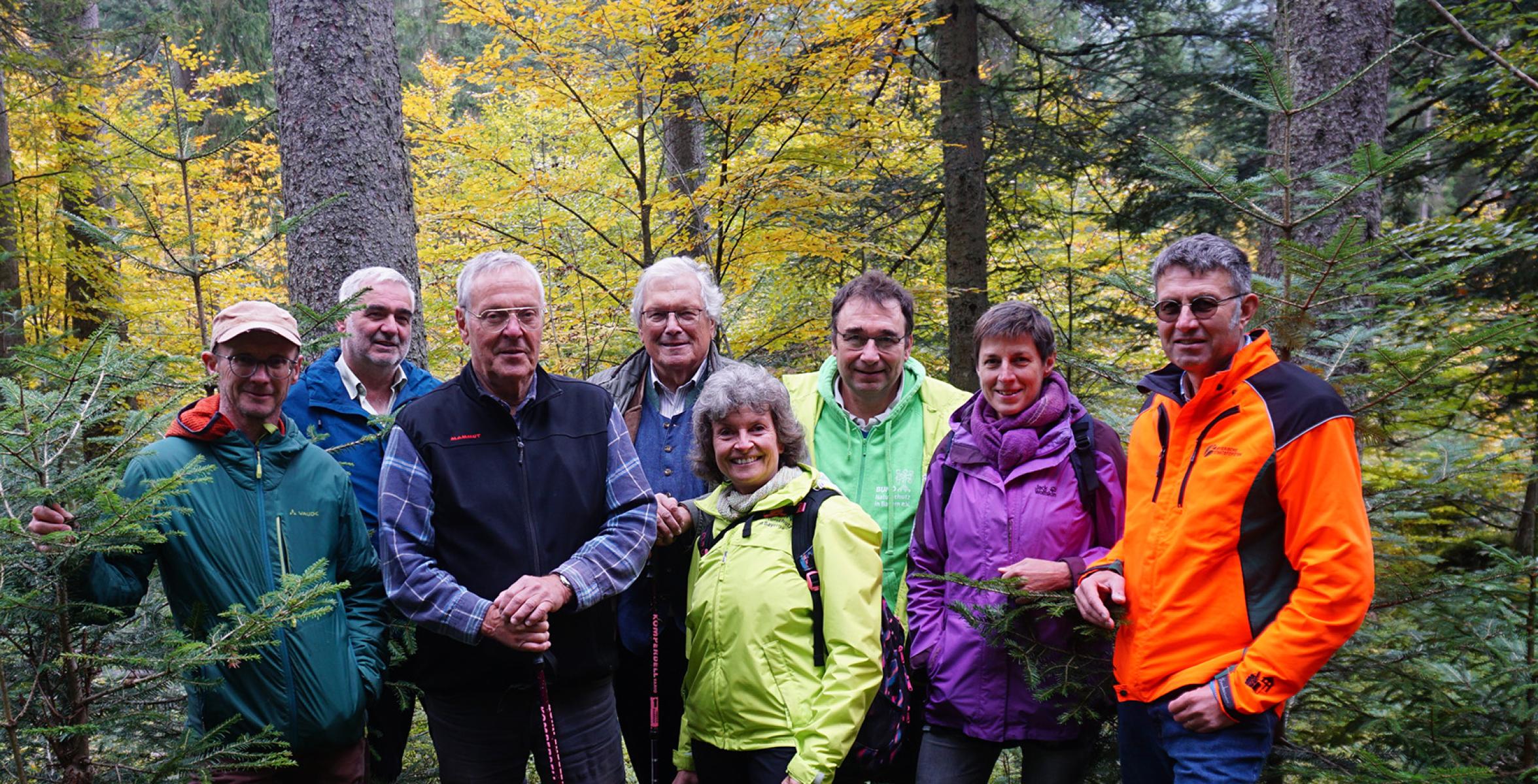 Forstbetriebsleiter Thomas Zanker und Mitglieder des Bund Naturschutz