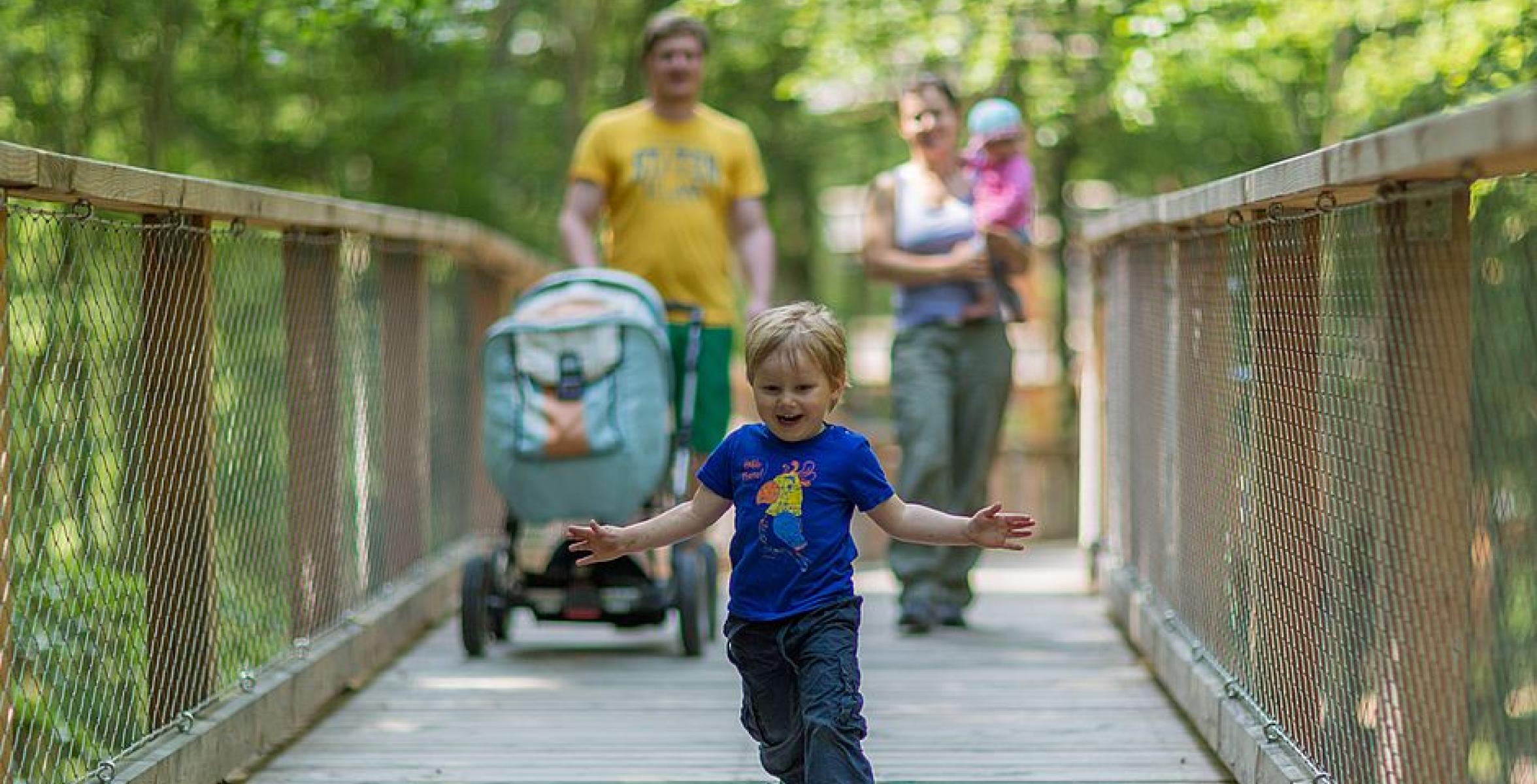 Eine Familie läuft den Weg entlang