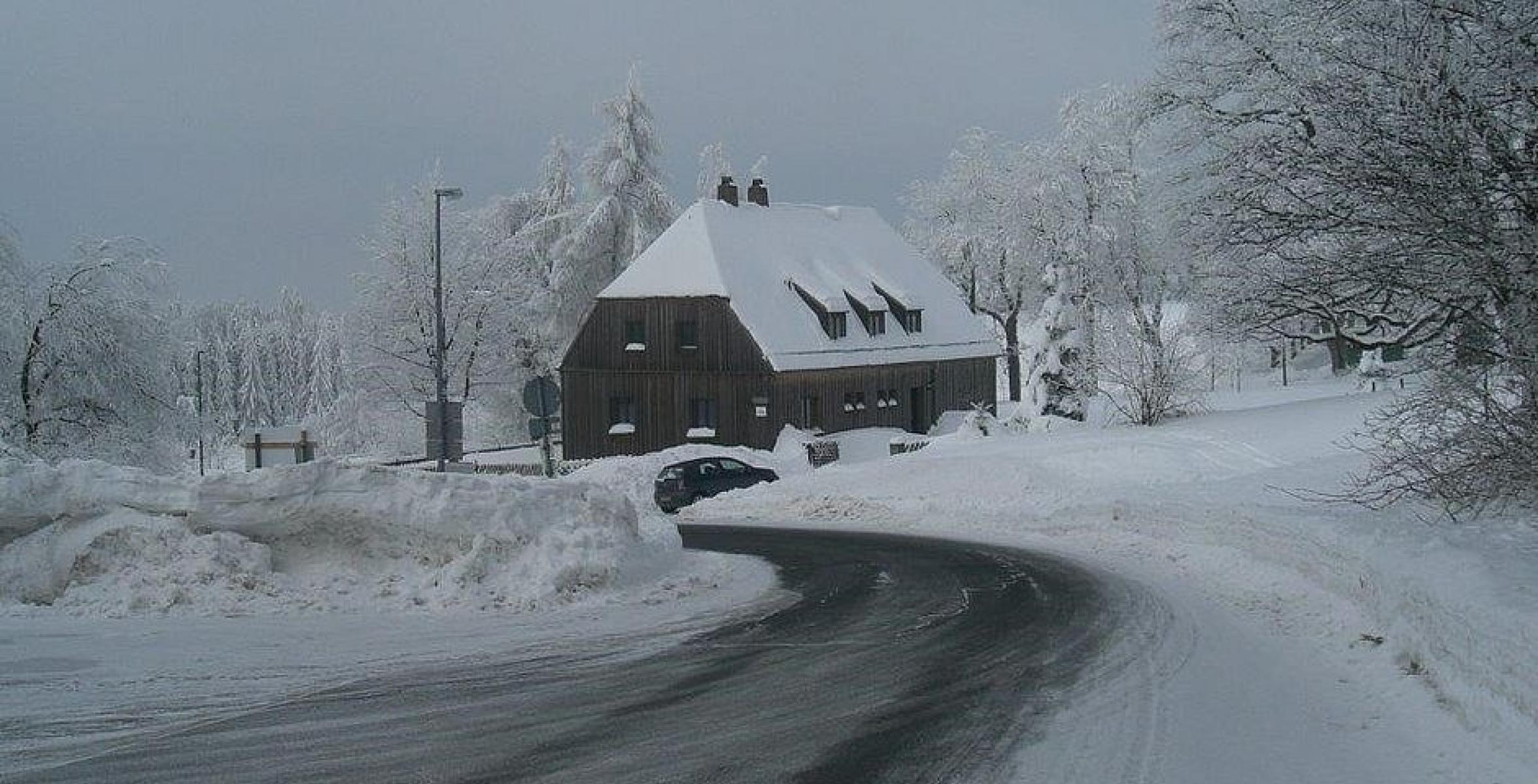 Ferienhaus im Schnee