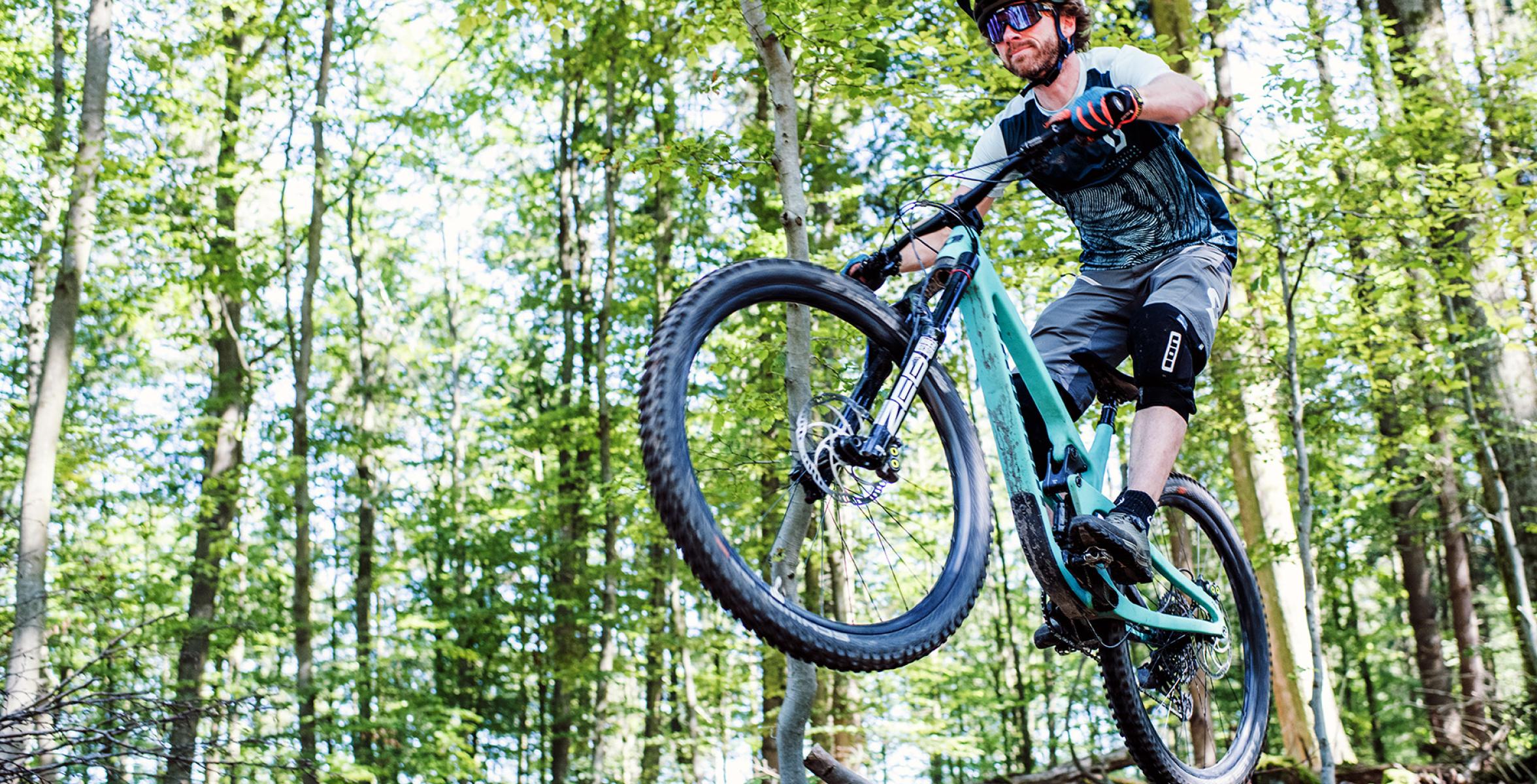 Mountain-Biker bei der Fahrt durch den Wald