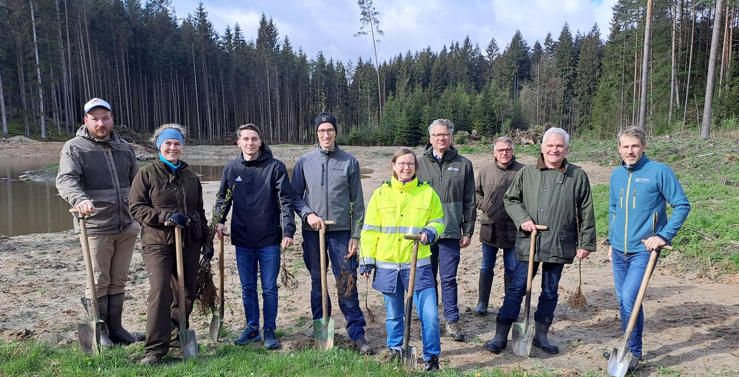 Gruppenfoto vor dem neuen Feucht-Biotop