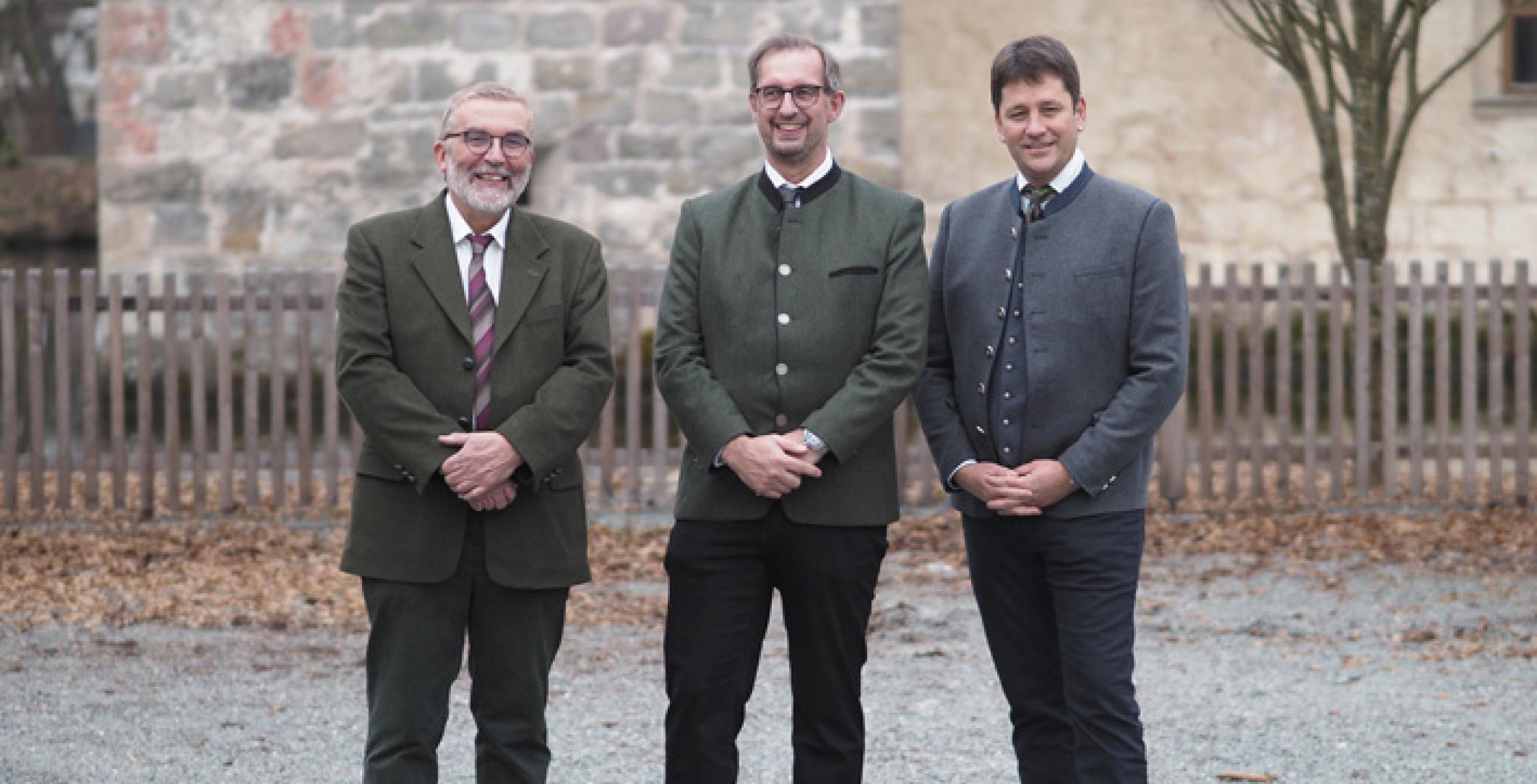 Vorstand Manfred Kröninger mit dem ehemaligen Betriebsleiter Peter Hagemann und Nachfolger Stefan Wittenberg