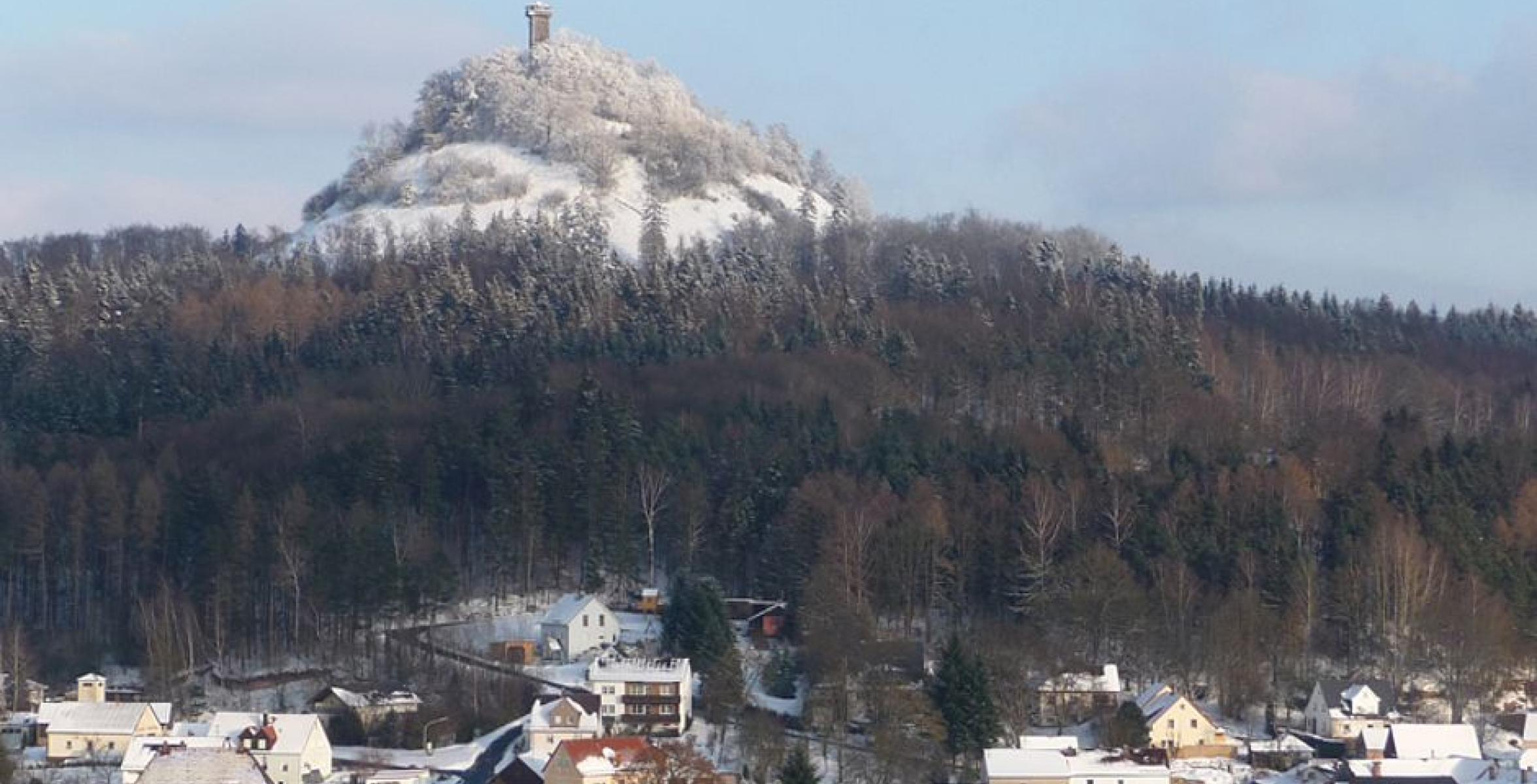 Burg auf Berg, im Tal Häuser