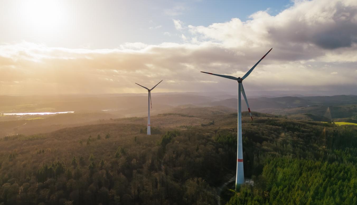 Windräder auf einem Hügel