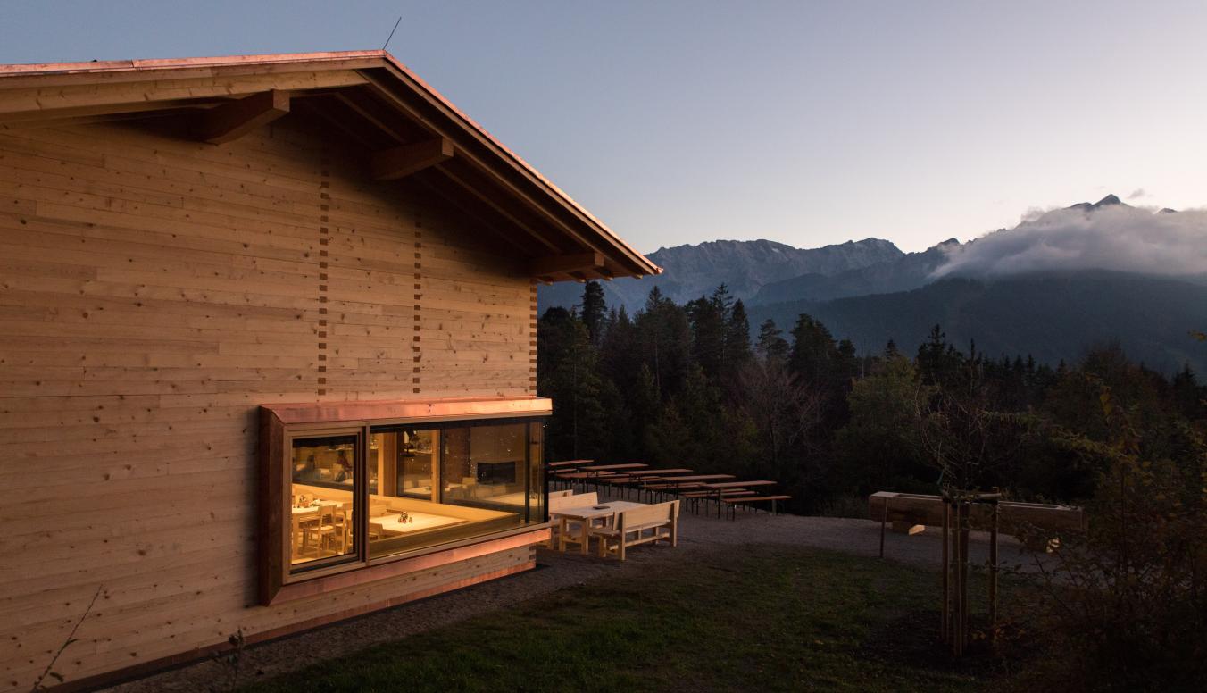 Tannenhütte in der Abenddämmerung