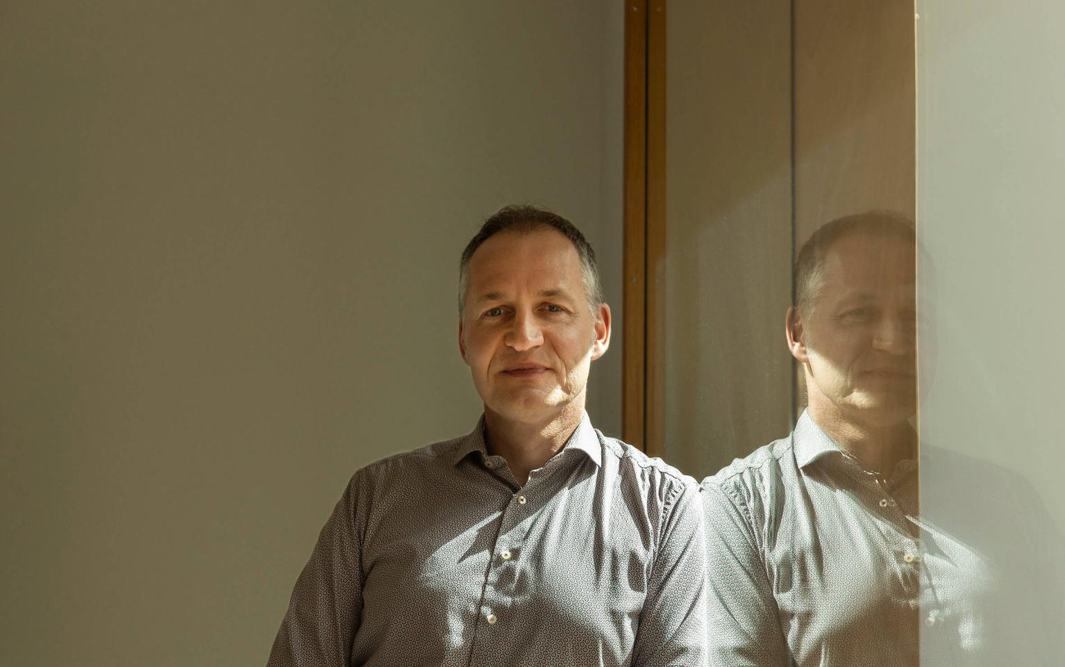 Personaler mit Akte in Büro