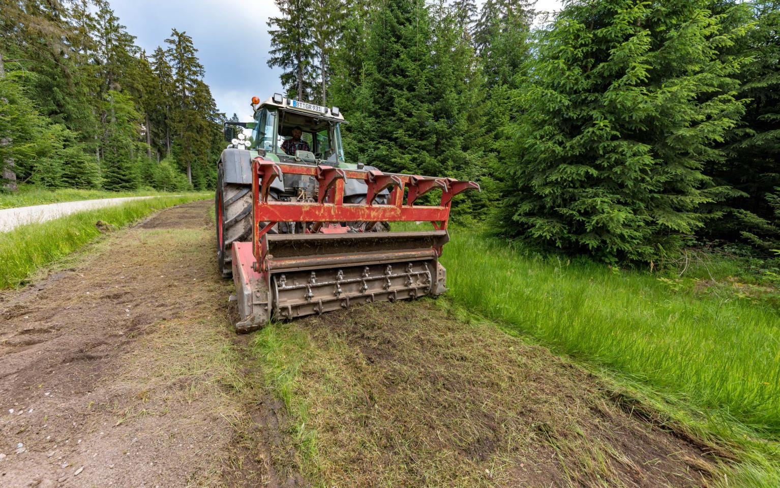 Eine Maschine lockert den Boden