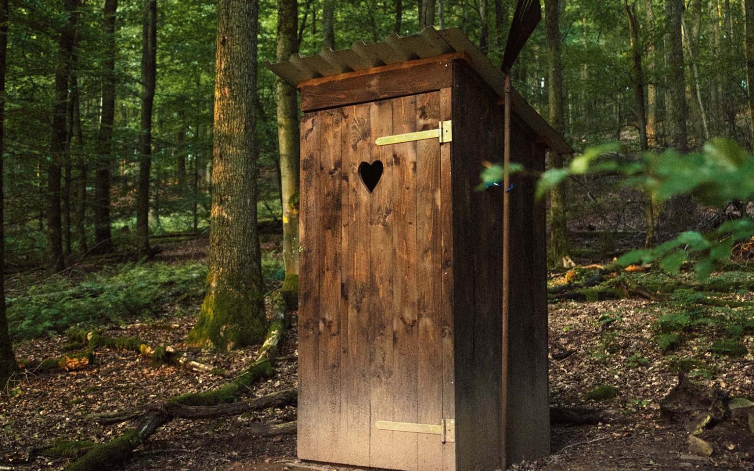 Toilettenhäuschen im Wald