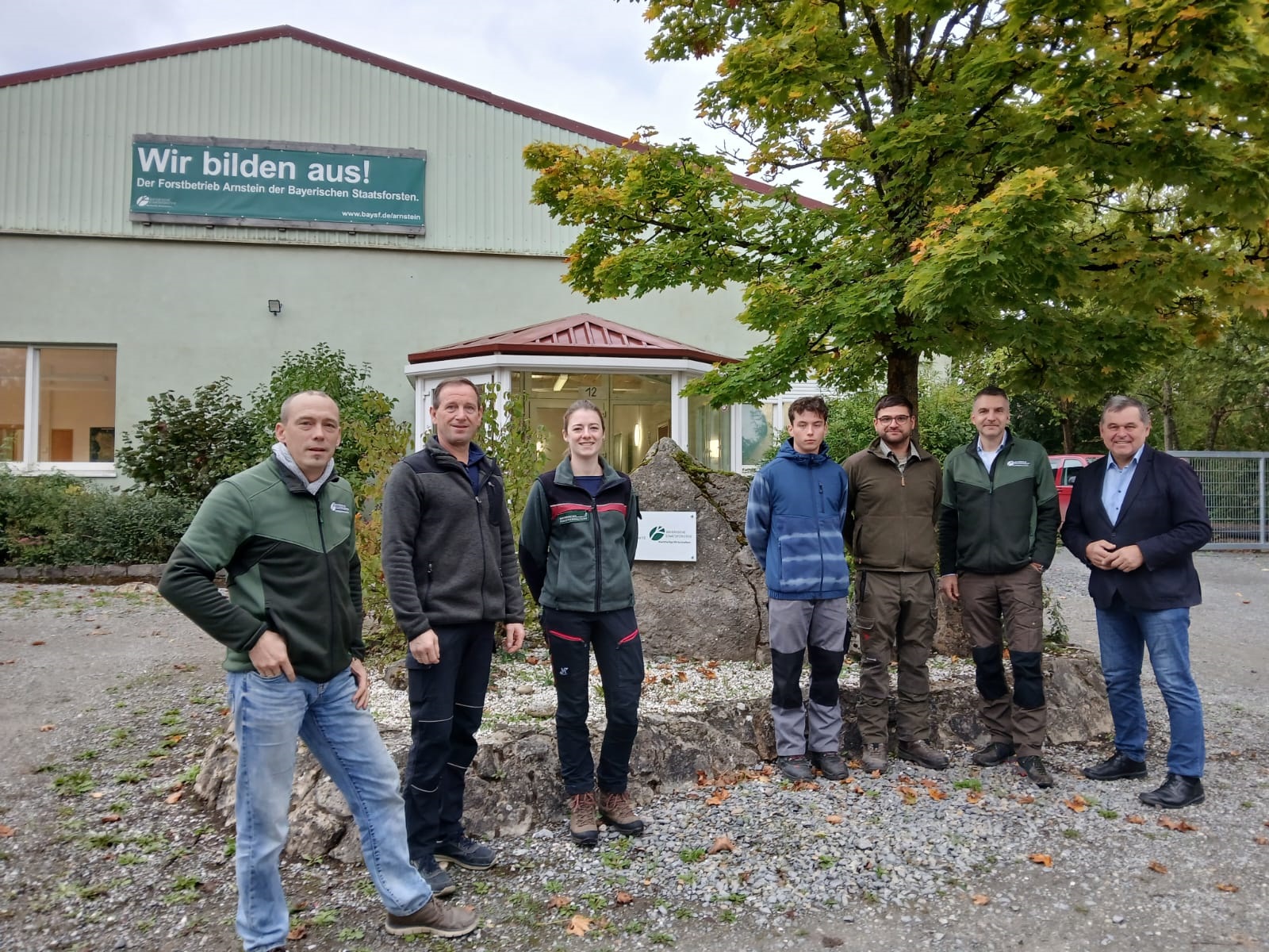 Arnstein bietet neue Praktikumskooperation, hier im Bild der Praktikant samt Ausbildern