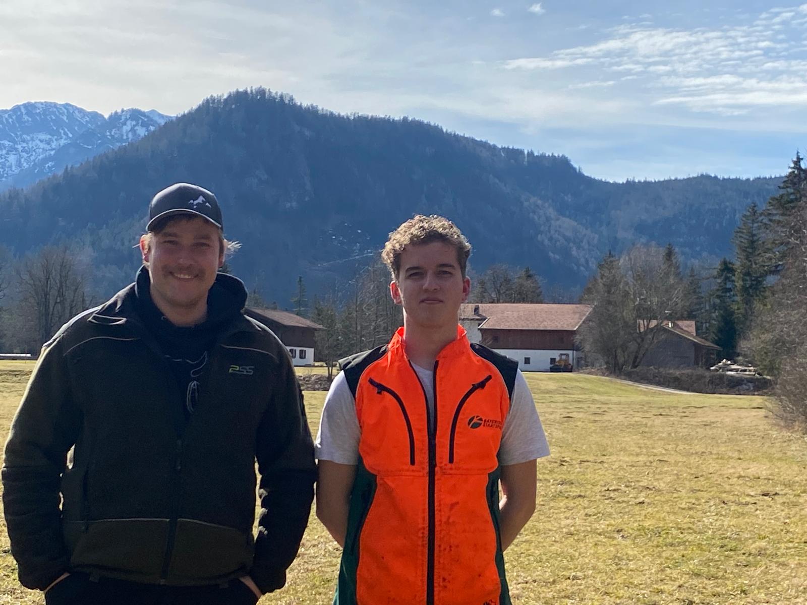 Zwei Azubis vom Forstbetrieb Ottobeuren freuen sich über das gute Ergebnis