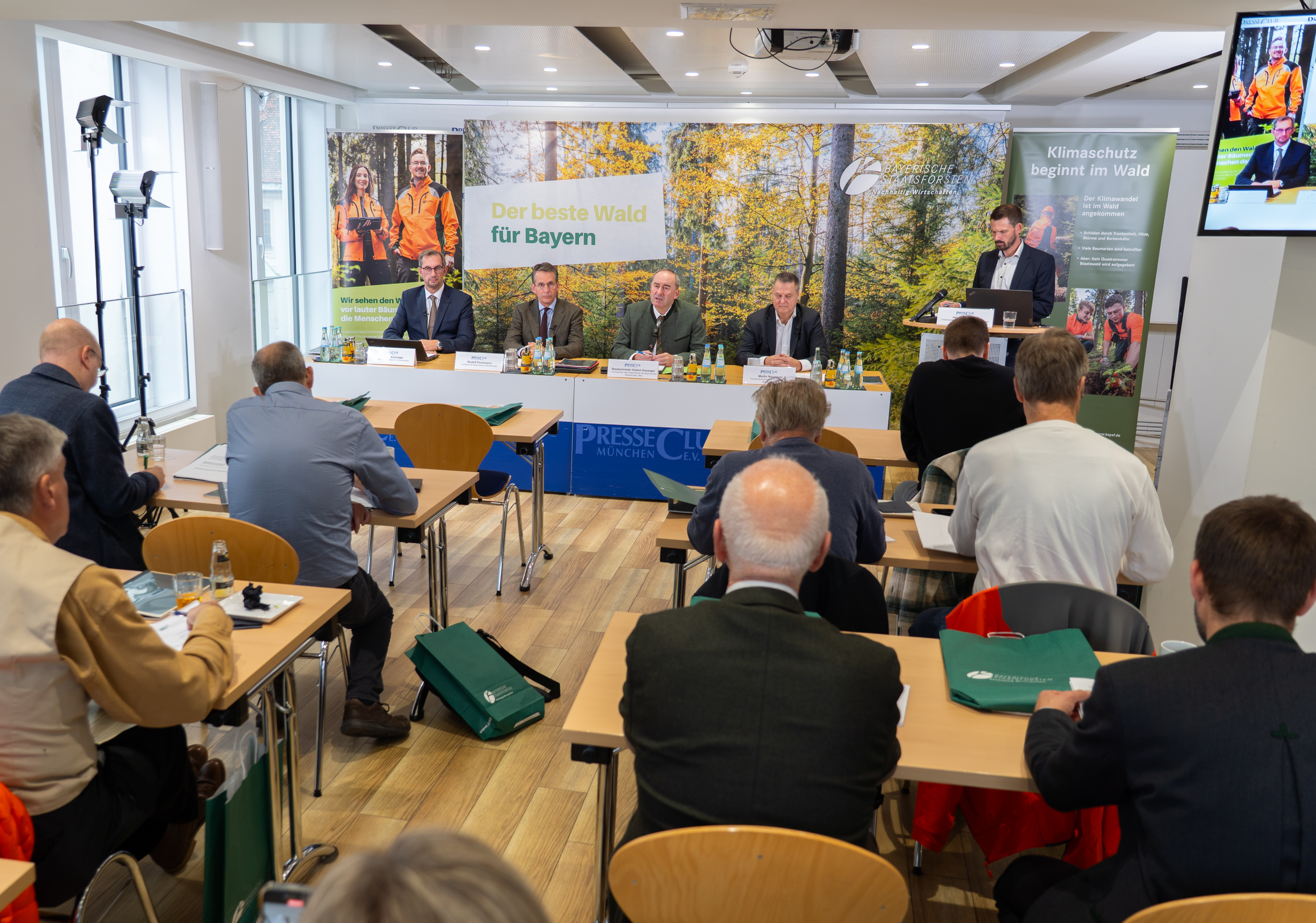 Bild in den Raum von der Bilanz-Pressekonferenz 2025 in München