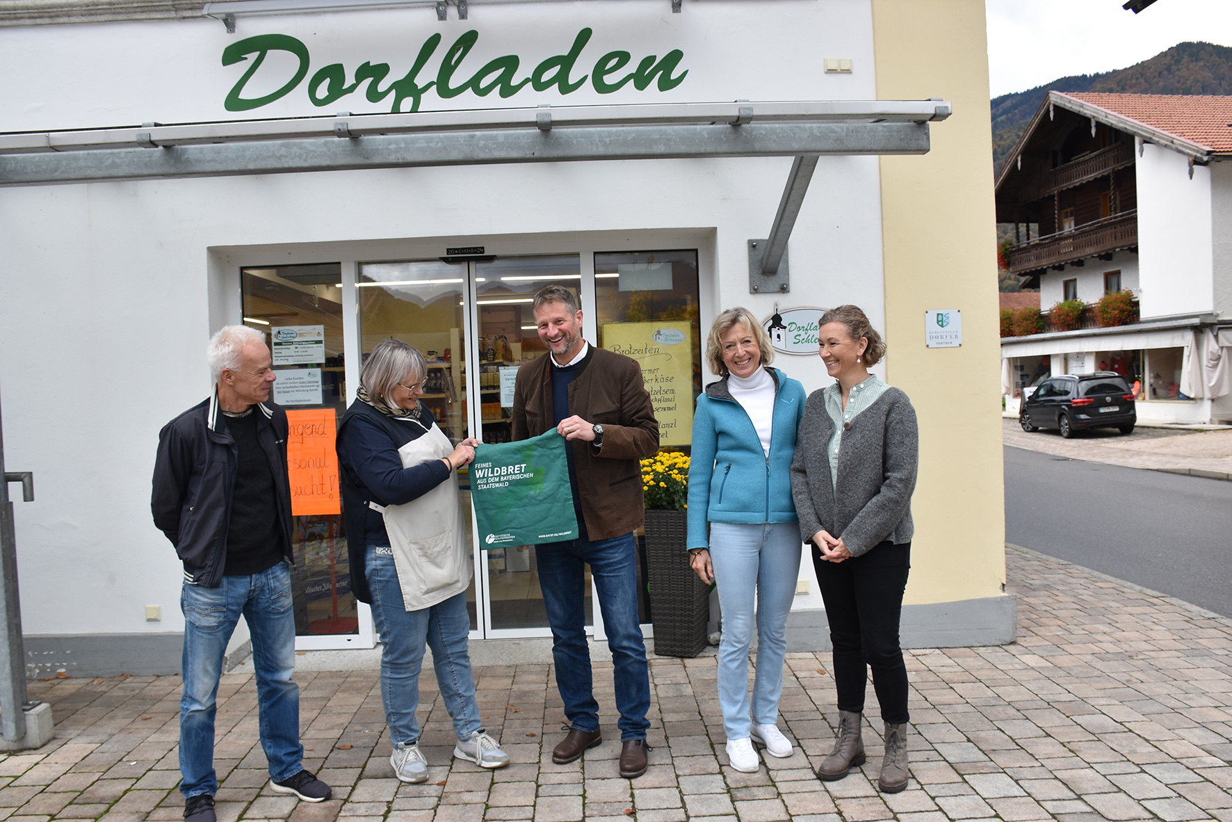 Forstbetriebsleiter Joachim Keßler präsentiert mit den Vertreterinnen des Dorfladens die Stofftasche mit dem Wildbret-Label der Bayerischen Staatsforsten