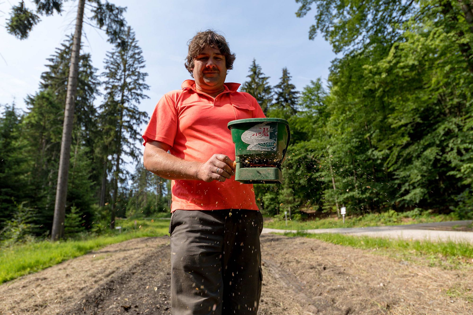 Die Blumensamen werden ins Feld gestreut
