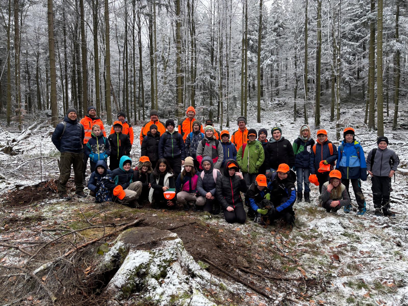 Schülerinnen mit Förster nach der Pflanzaktion im Wald