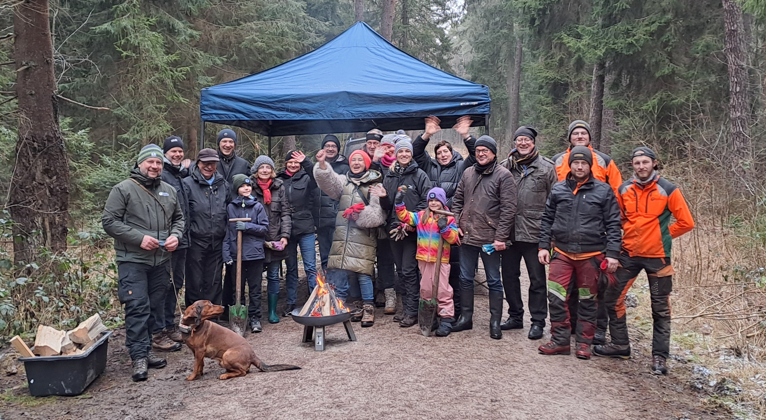 Gruppenfoto der Pflanzaktion der Rotarier auf einem Forstweg