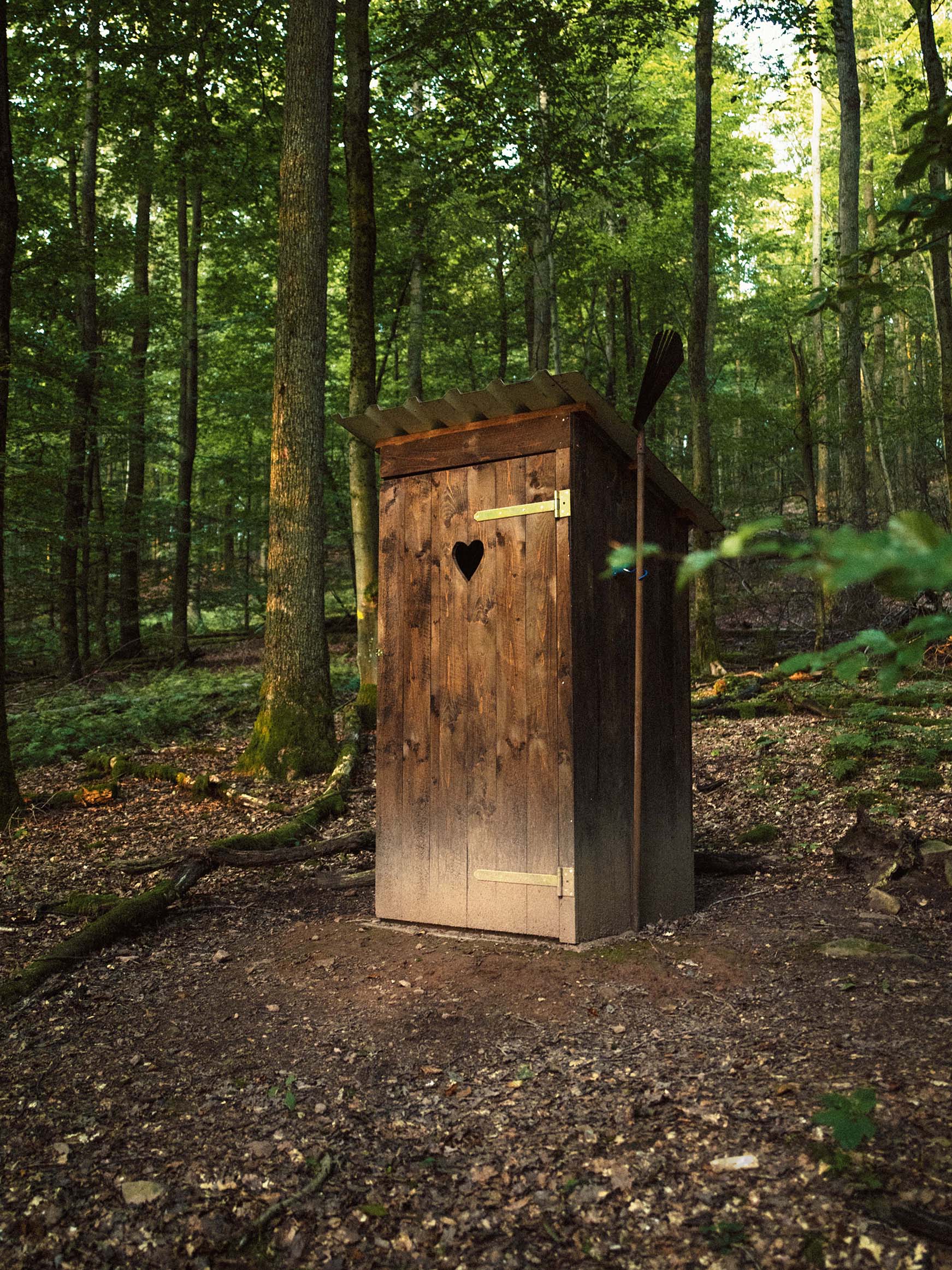 Toilettenhäuschen im Wald