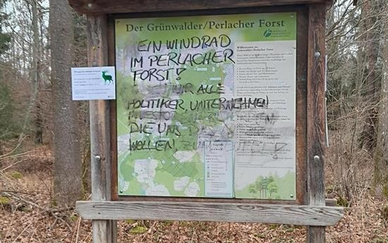 Beschmierte Infotafel im Perlacher Forst