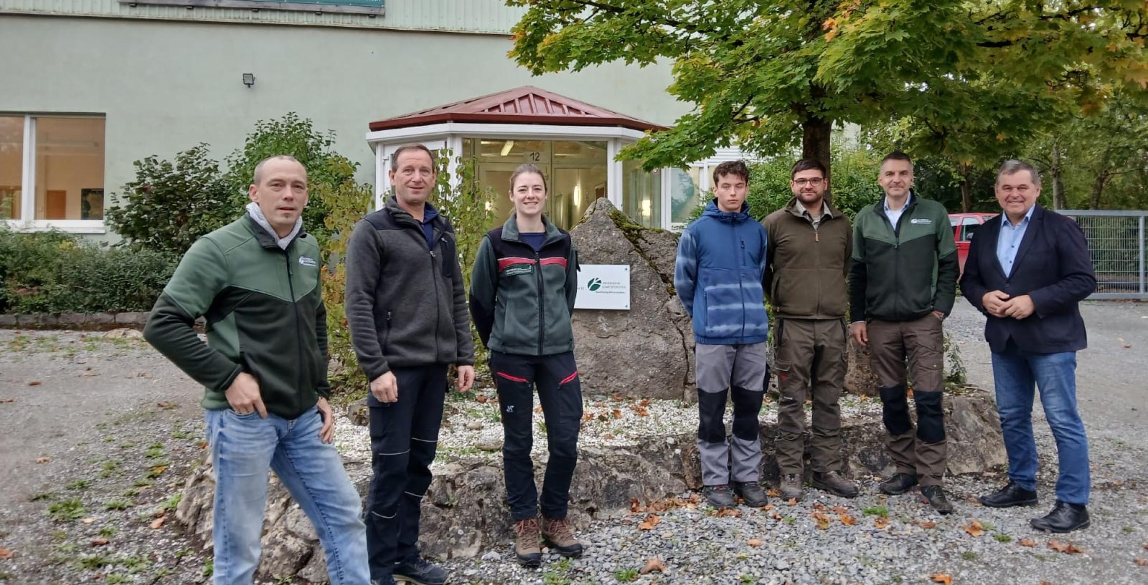 Arnstein bietet neue Praktikumskooperation, hier im Bild der Praktikant samt Ausbildern