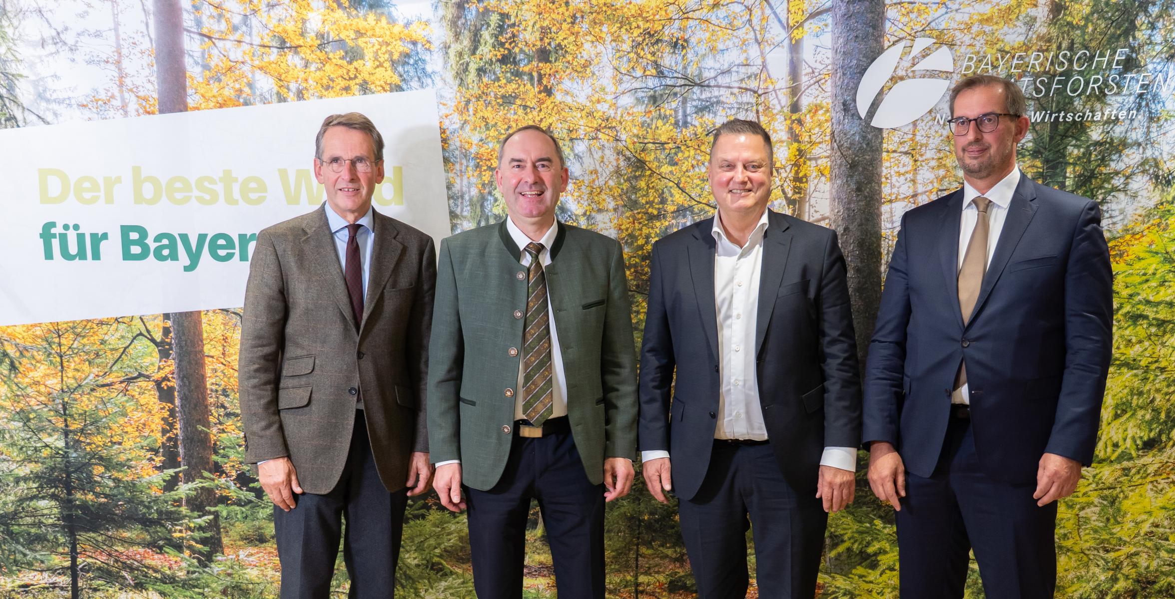 Vorstand und Aufsichtsratsvorsitzender am Schluss der Konferenz