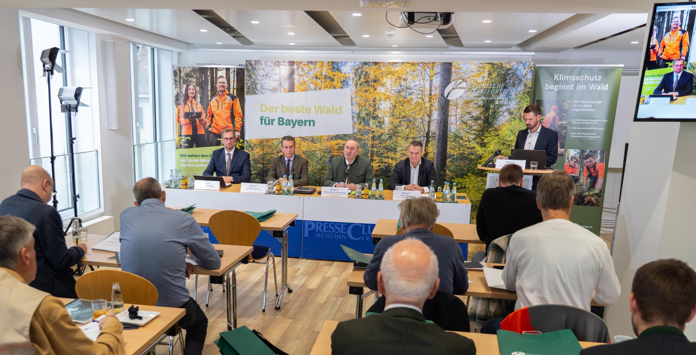 Bild in den Raum von der Bilanz-Pressekonferenz 2025 in München