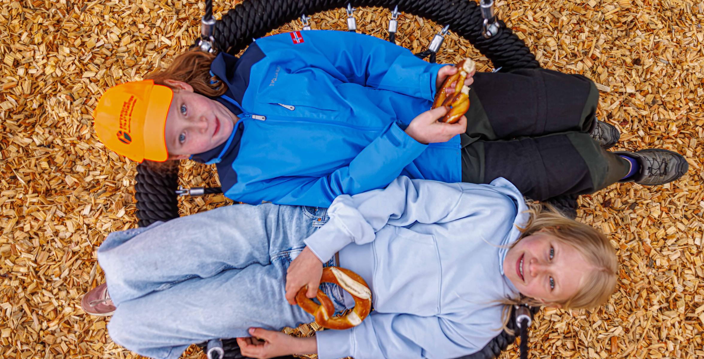 unge Besucher erobern das „Gipfelabenteuer Ochsenkopf“ – naturnaher Spielplatz mit Kletter‑, Balancier‑ und Spielelementen direkt am Gipfel.