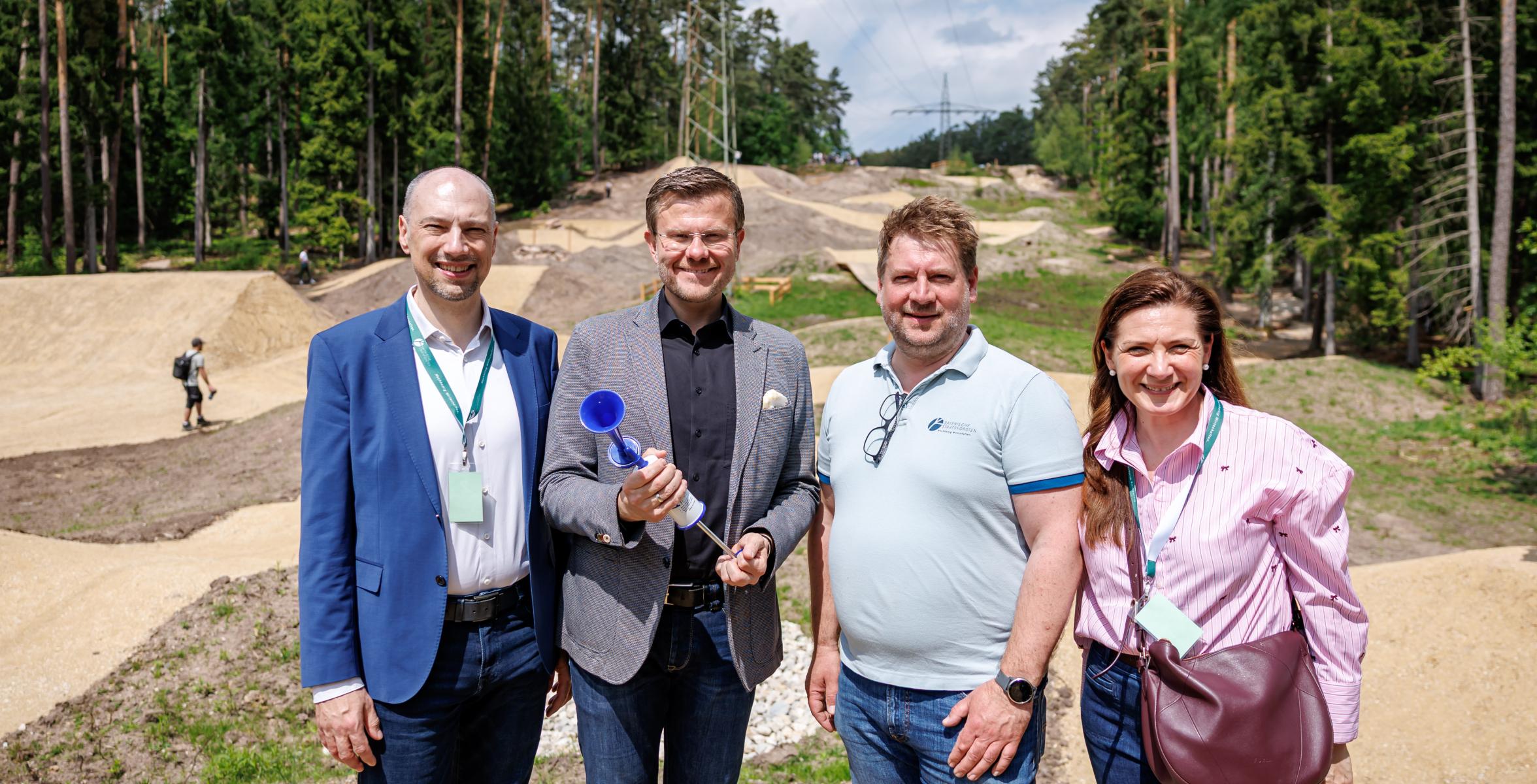 VIPs bei der Eröffnung vom Bikepark