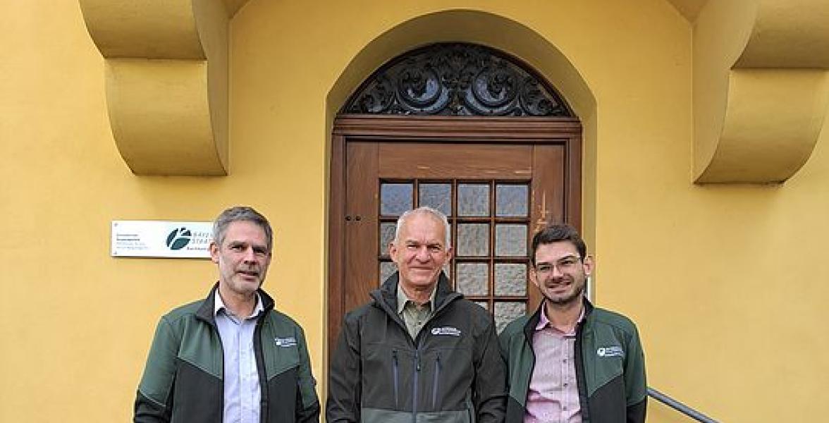Forstbetriebsleiter Hans Mages (links) verabschiedet Erwin Graf (Mitte) in den Ruhestand und begrüßt Michael Schwindl (rechts) als dessen Nachfolger.