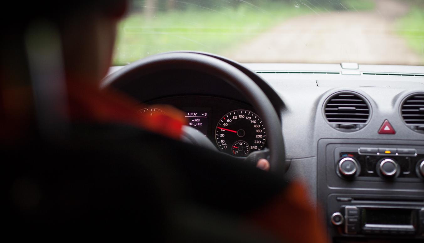 Autofahrer hinter einem Steuer