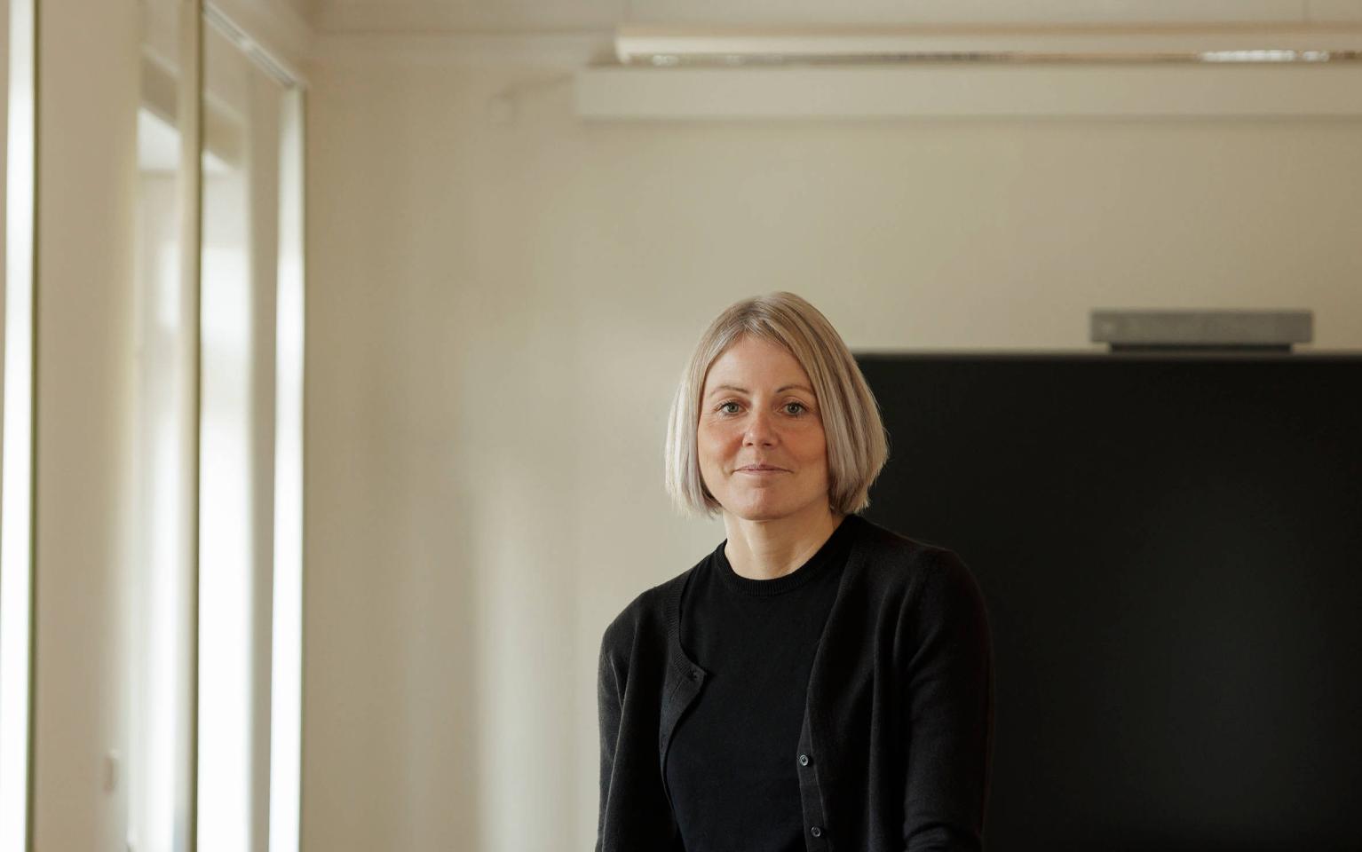 Frau auf Besprechungstisch mit Laptop