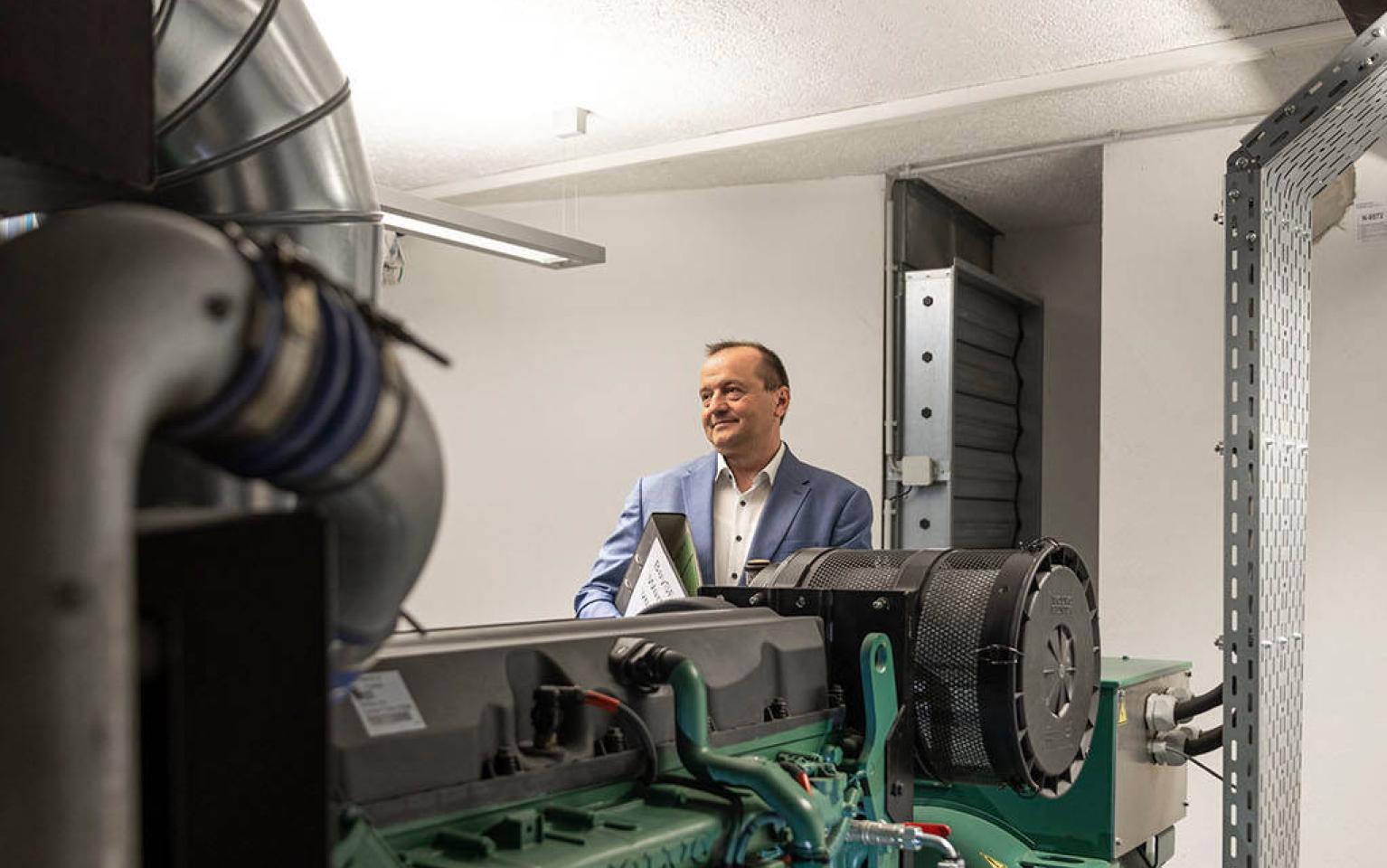 Mann steht in Maschinenraum